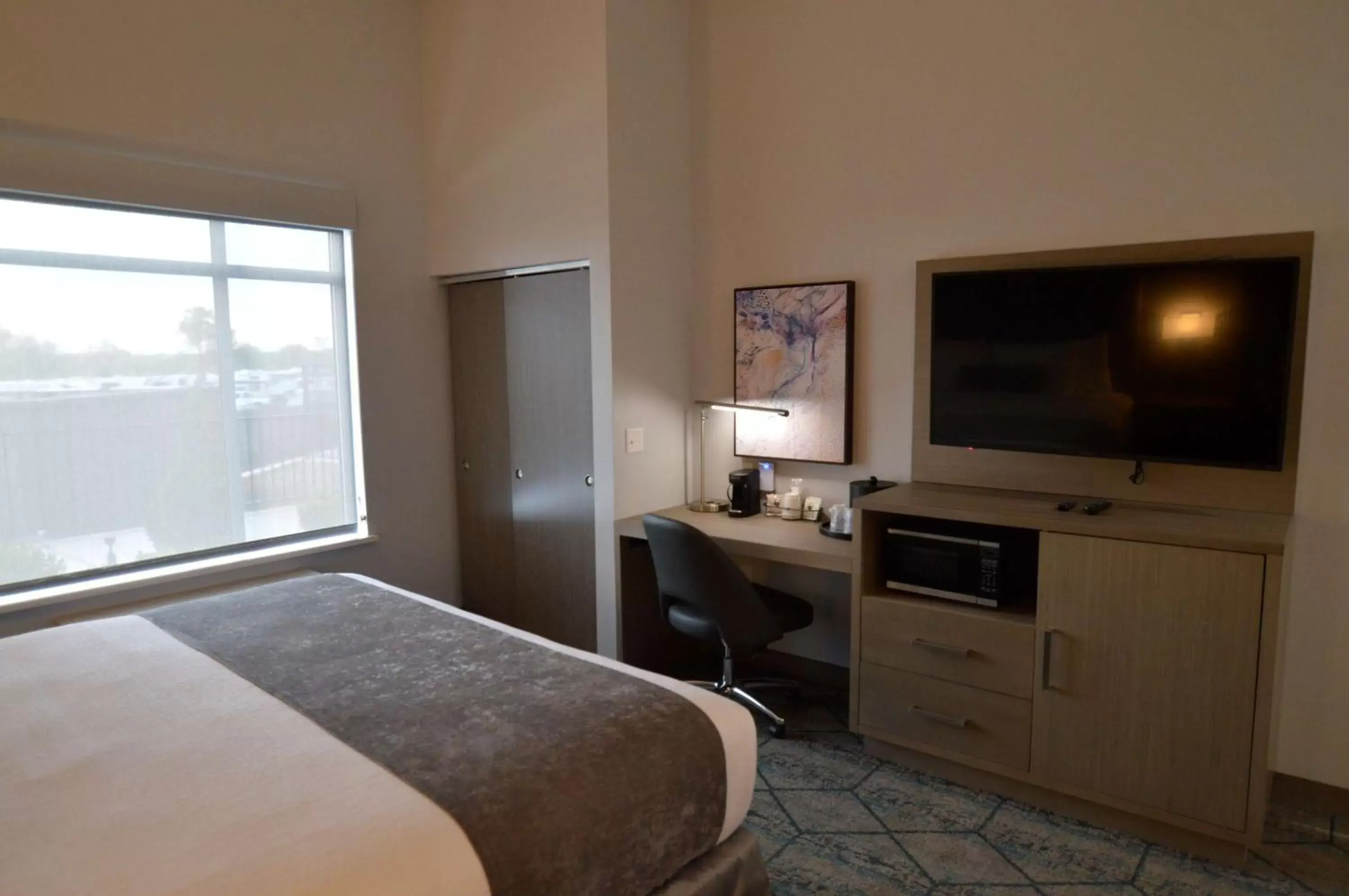 Photo of the whole room, TV/Entertainment Center in Best Western Plus Executive Residency Oklahoma City I-35