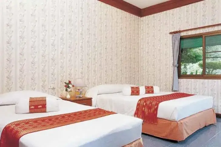 Photo of the whole room, Bed in Samroiyod Holiday Resort (SHA Extra Plus)