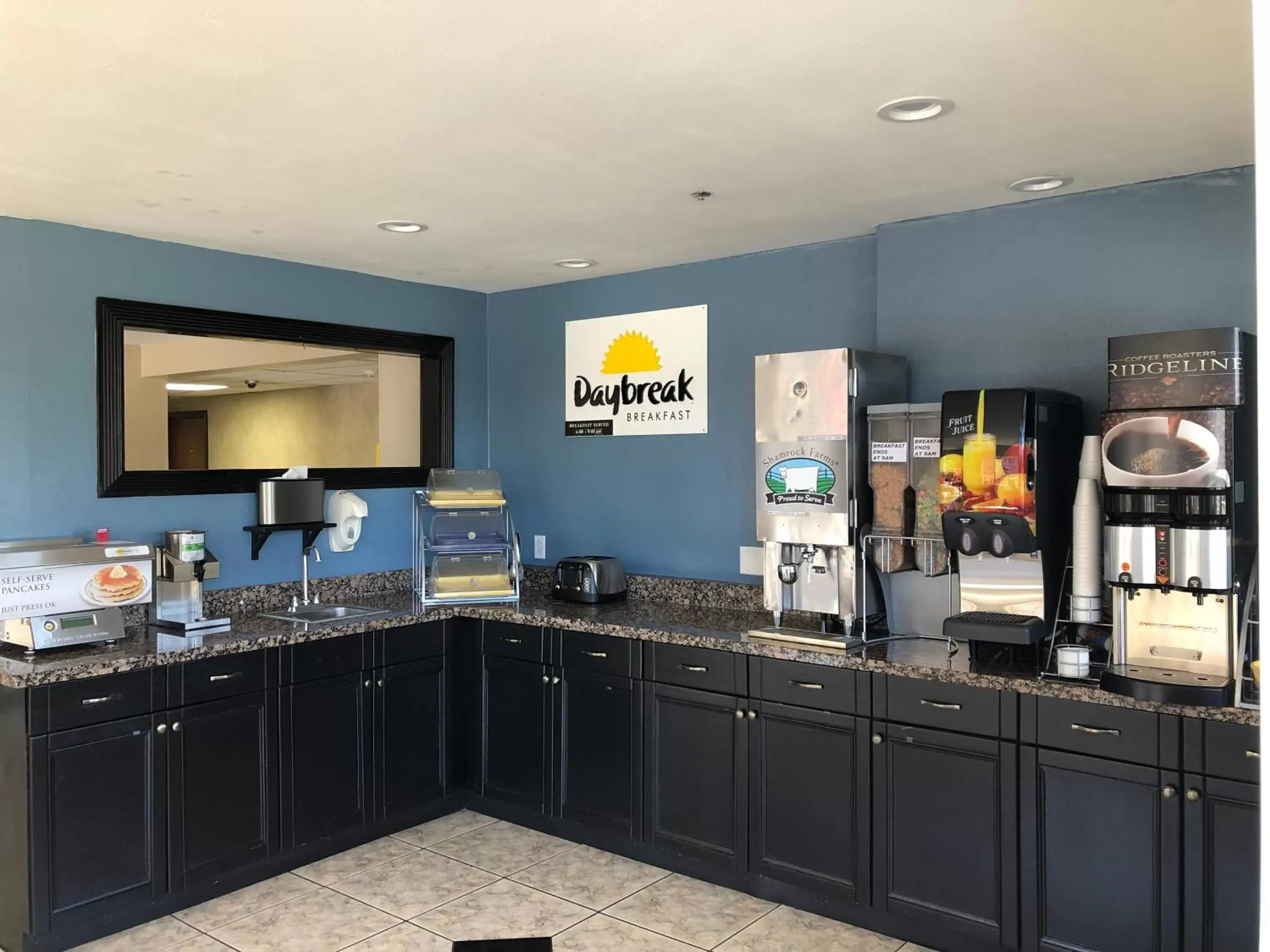 Breakfast, Kitchen/Kitchenette in Days Inn by Wyndham Flagstaff I-40