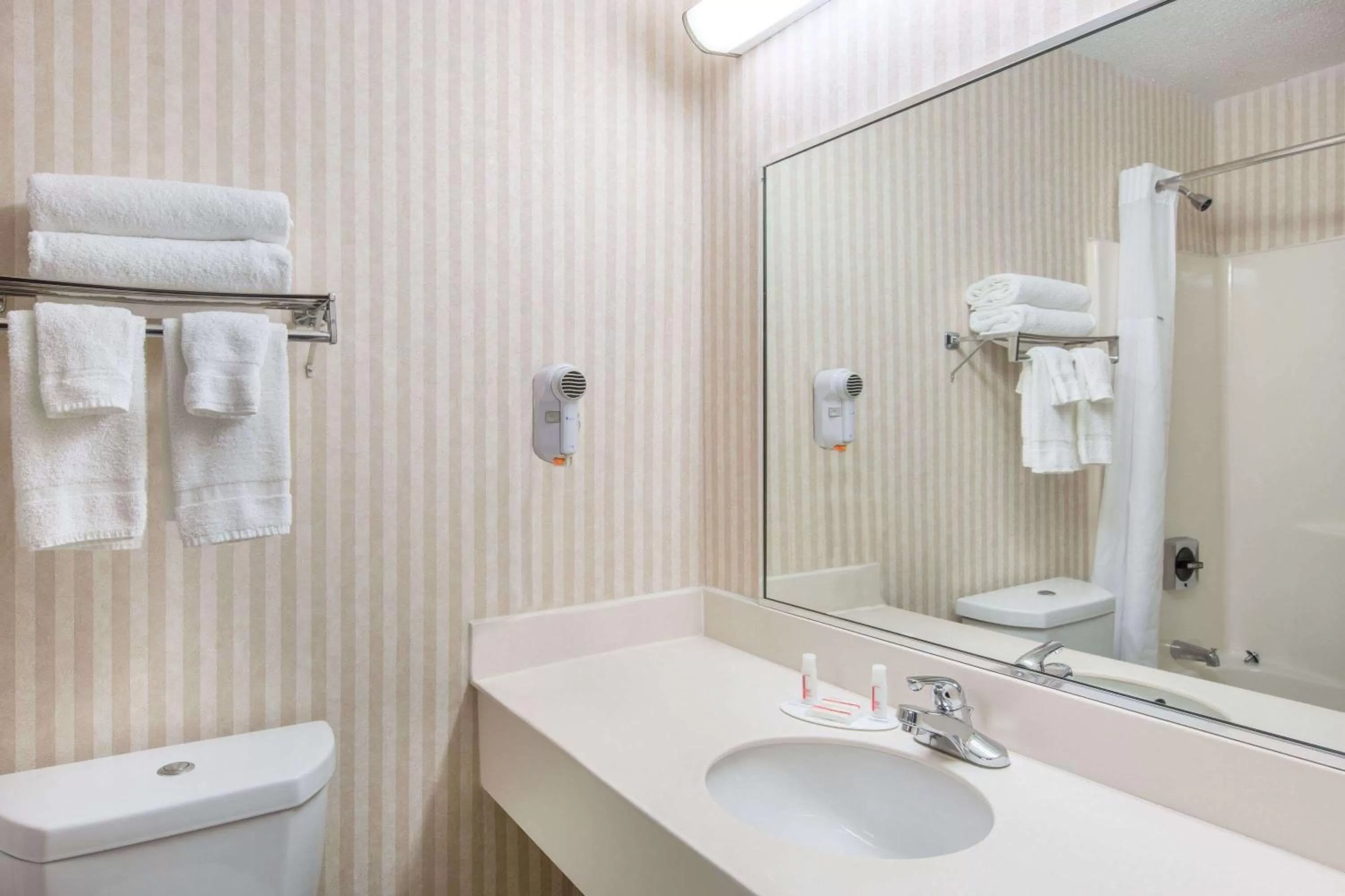 Bathroom in Baymont by Wyndham Bartonsville Poconos