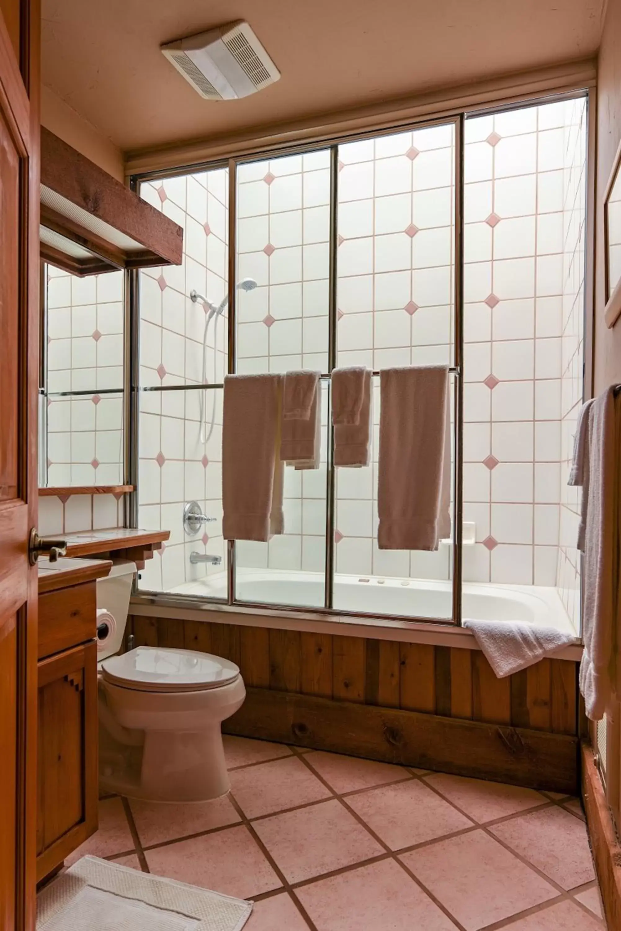 Shower, Bathroom in Chipeta Lodge