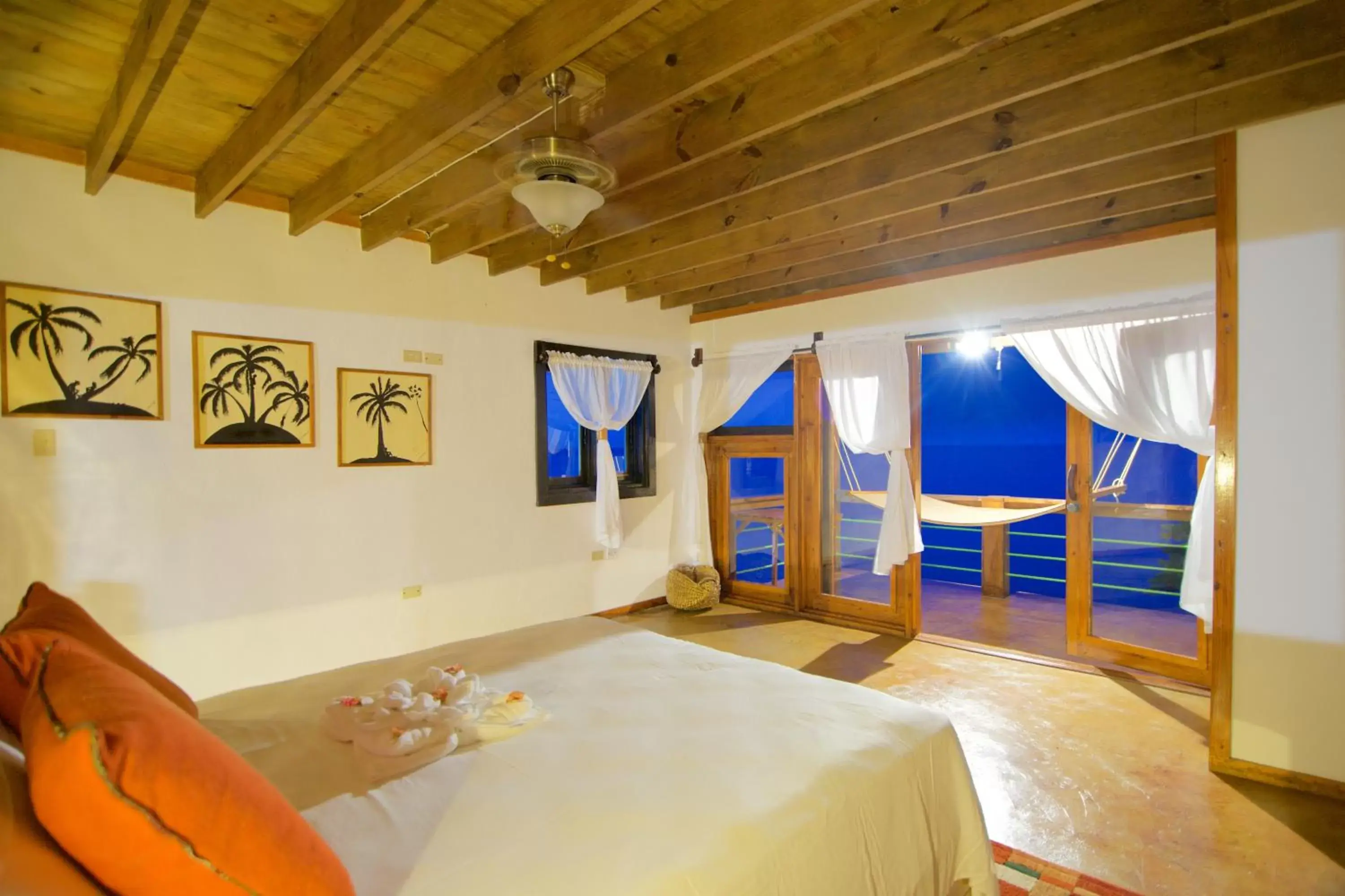 Bedroom, Room Photo in The Sea Cliff Hotel Resort & Spa