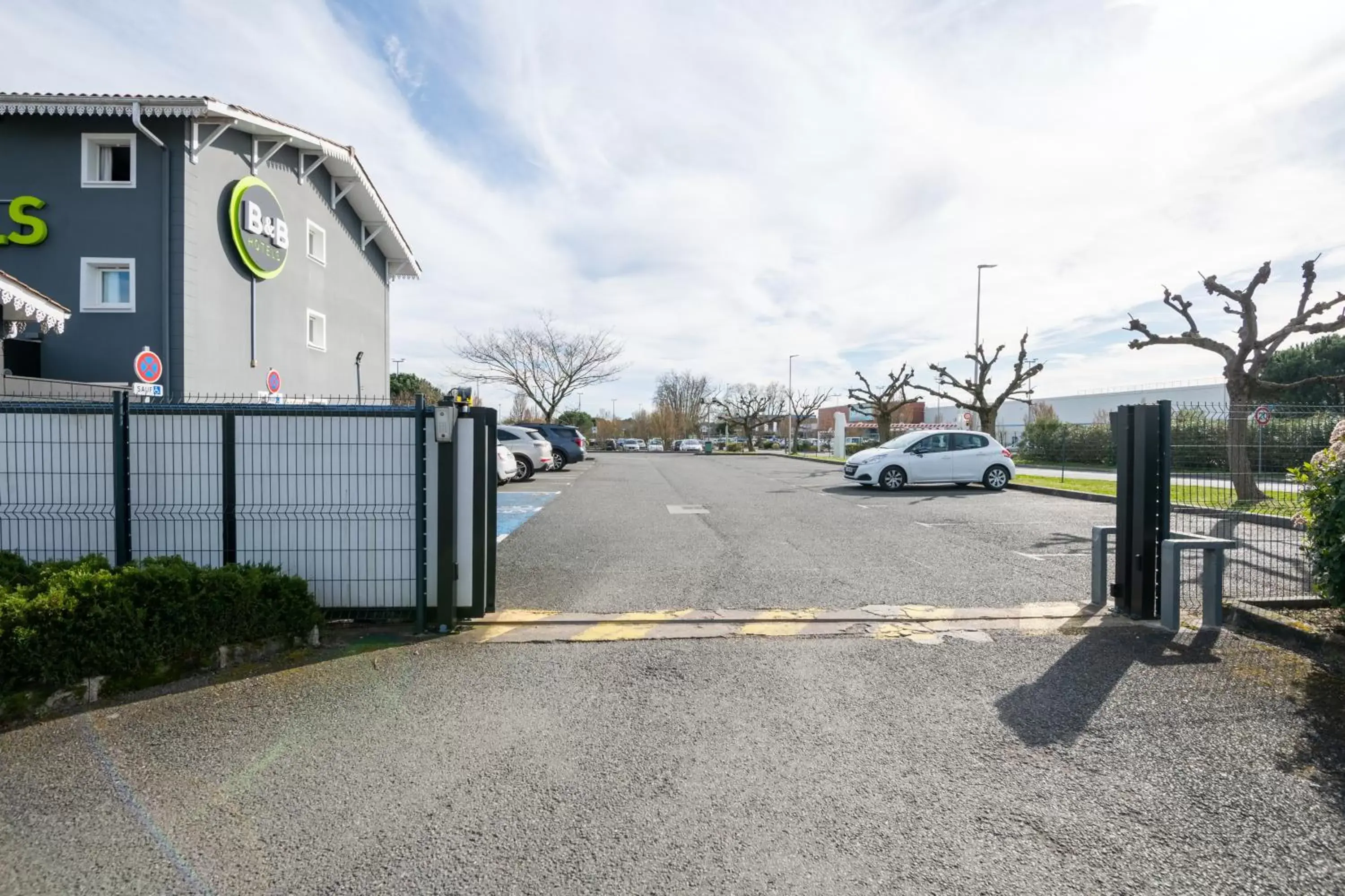 Parking, Property Building in B&B HOTEL Bordeaux Mérignac Aéroport