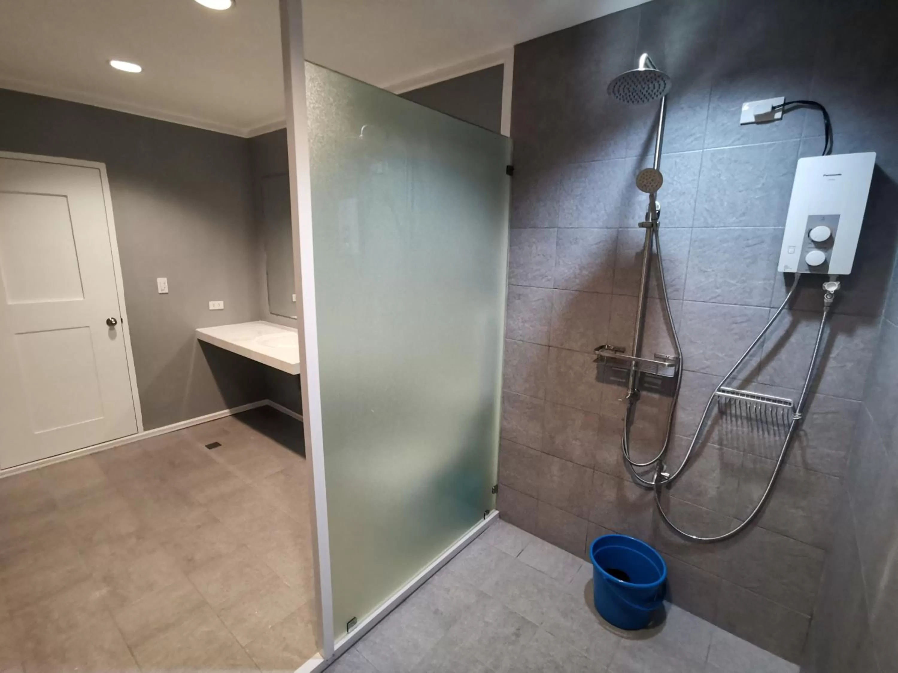 Bathroom in Pescadores Suites Moalboal