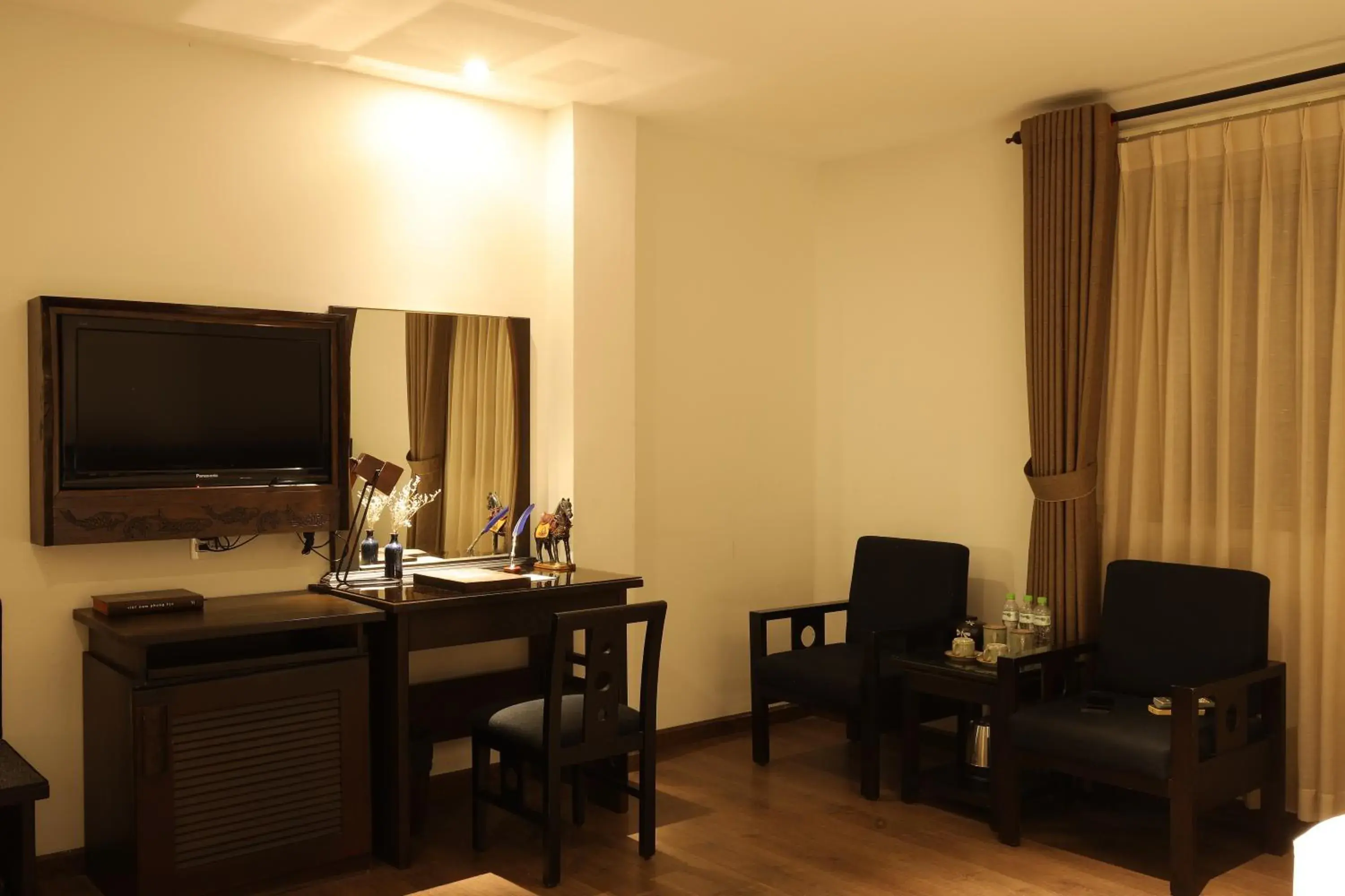 Seating area, TV/Entertainment Center in Cochin Zen Hotel