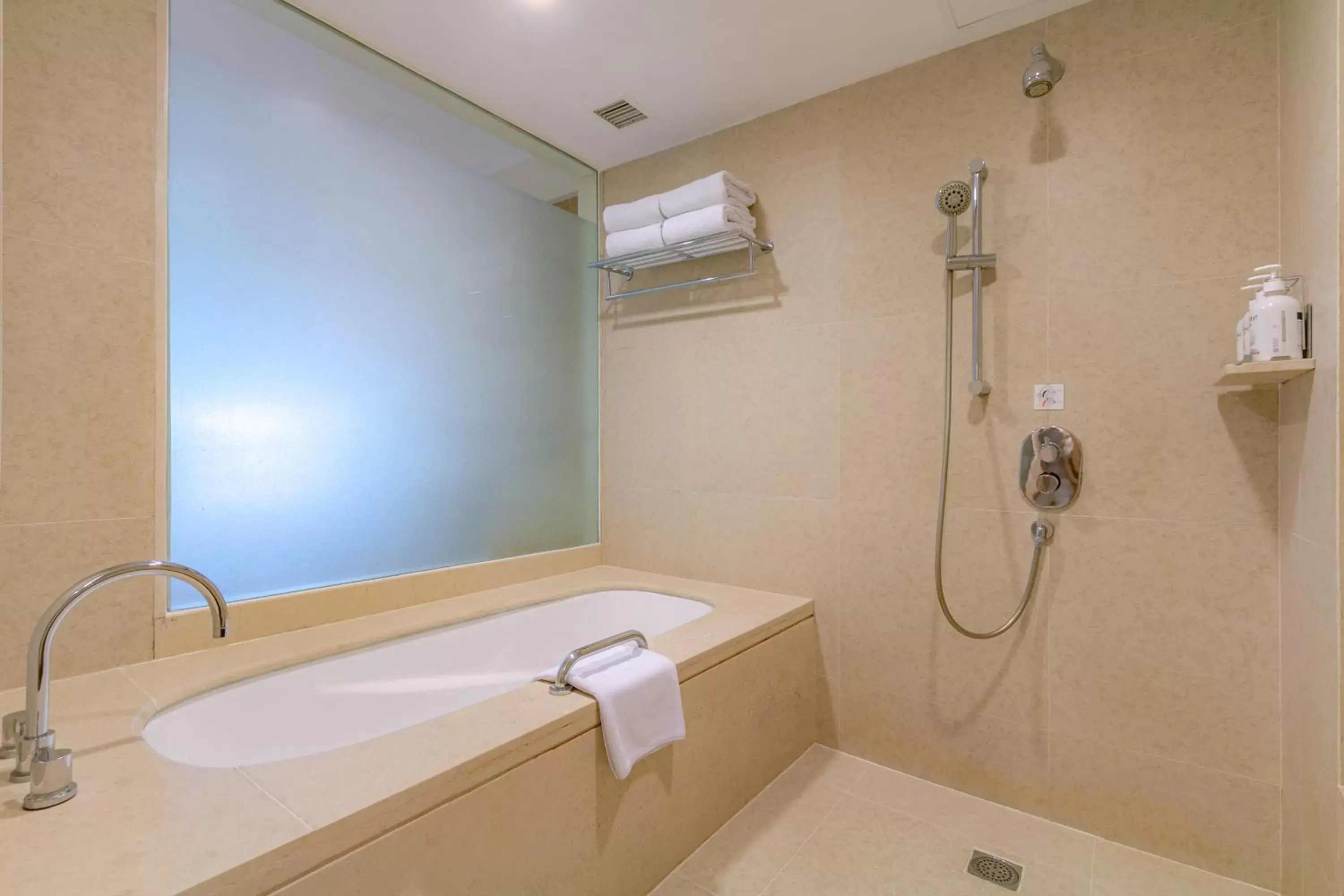 Bath, Bathroom in Holiday Inn Resort Baruna Bali, an IHG Hotel - CHSE Certified