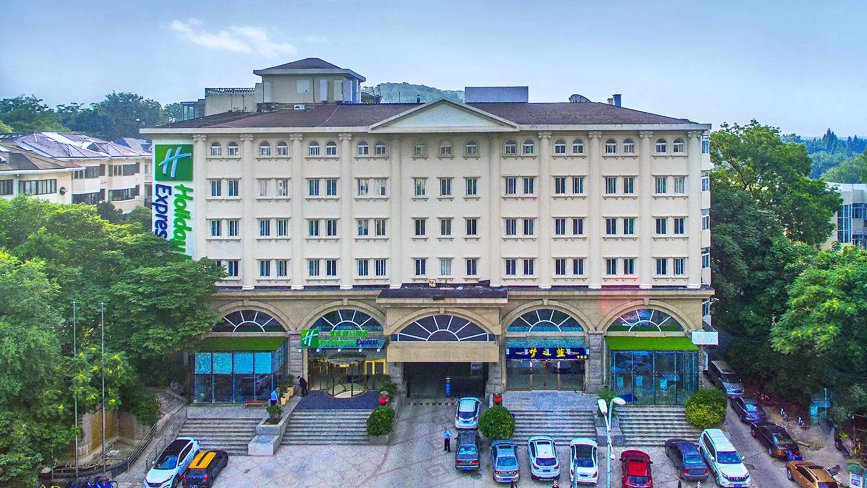 Property Building in Holiday Inn Express Nanjing Xuanwu Lake, an IHG Hotel