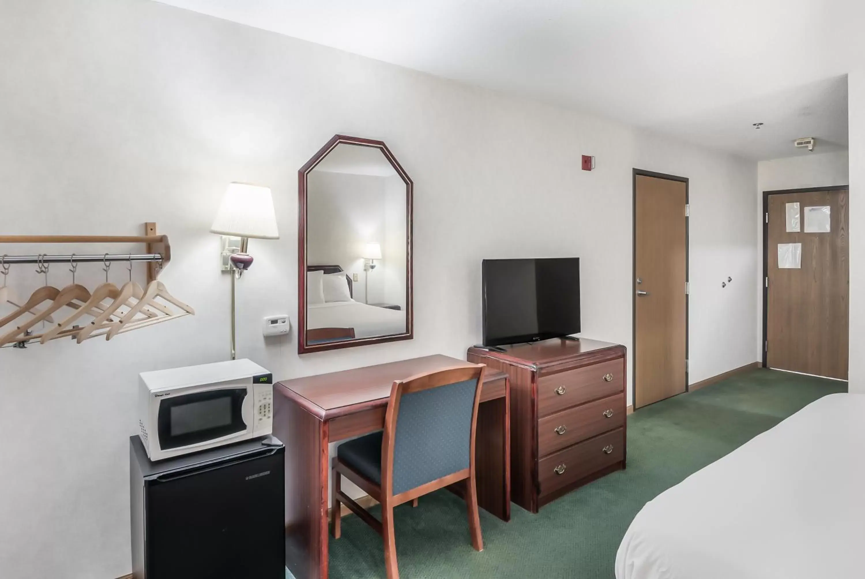 TV and multimedia, TV/Entertainment Center in Americas Best Value Inn-Wenona