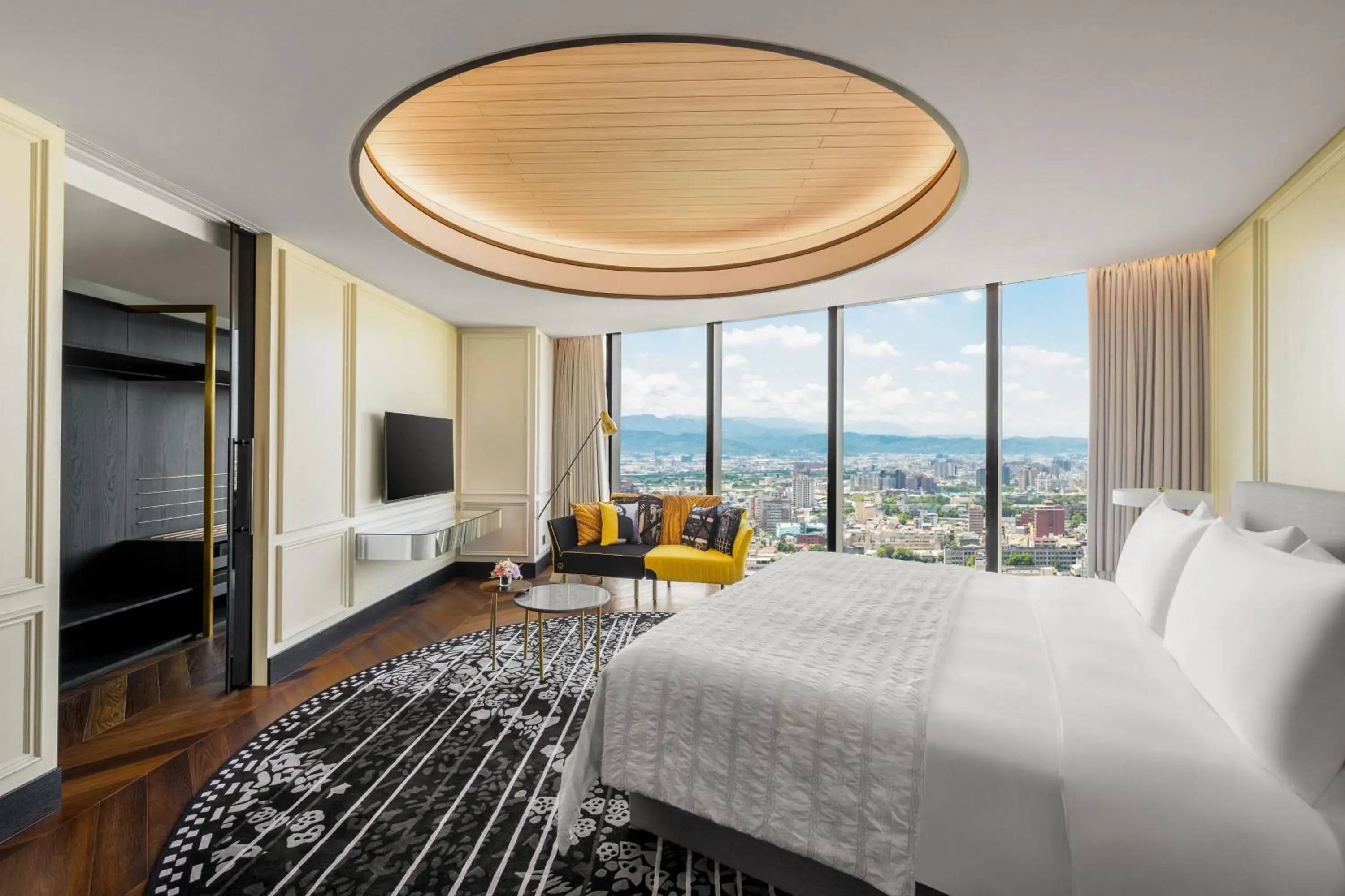 Bedroom, Mountain View in Le Meridien Taichung