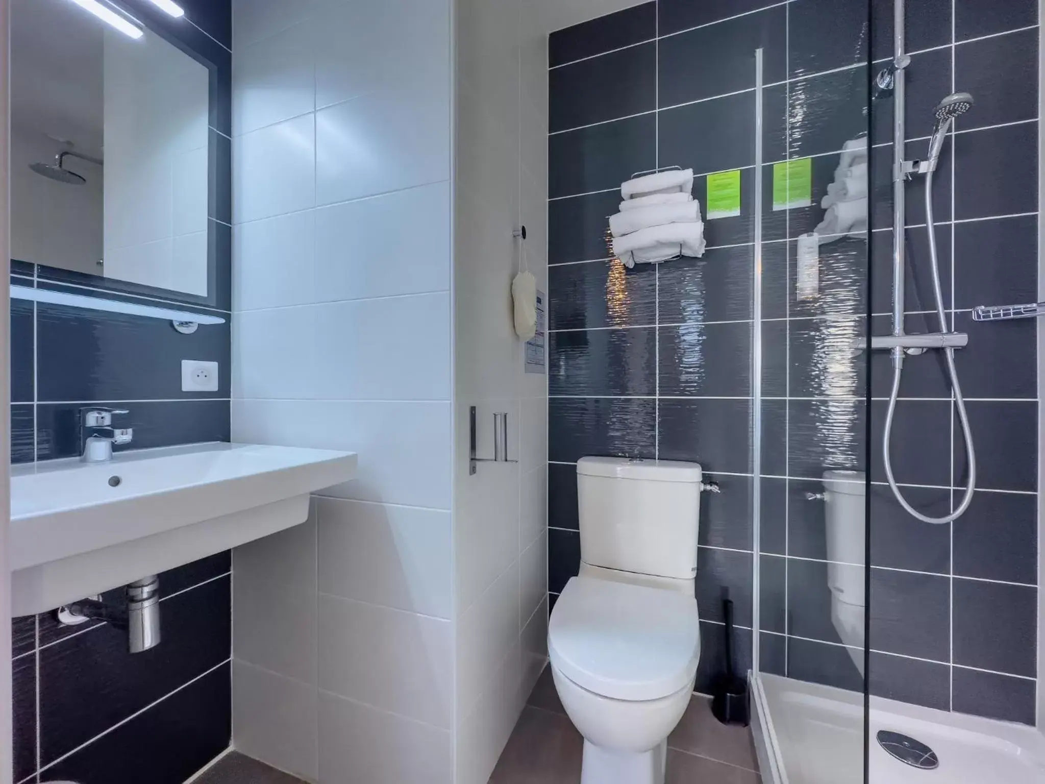 Shower, Bathroom in Hotel De La Gare