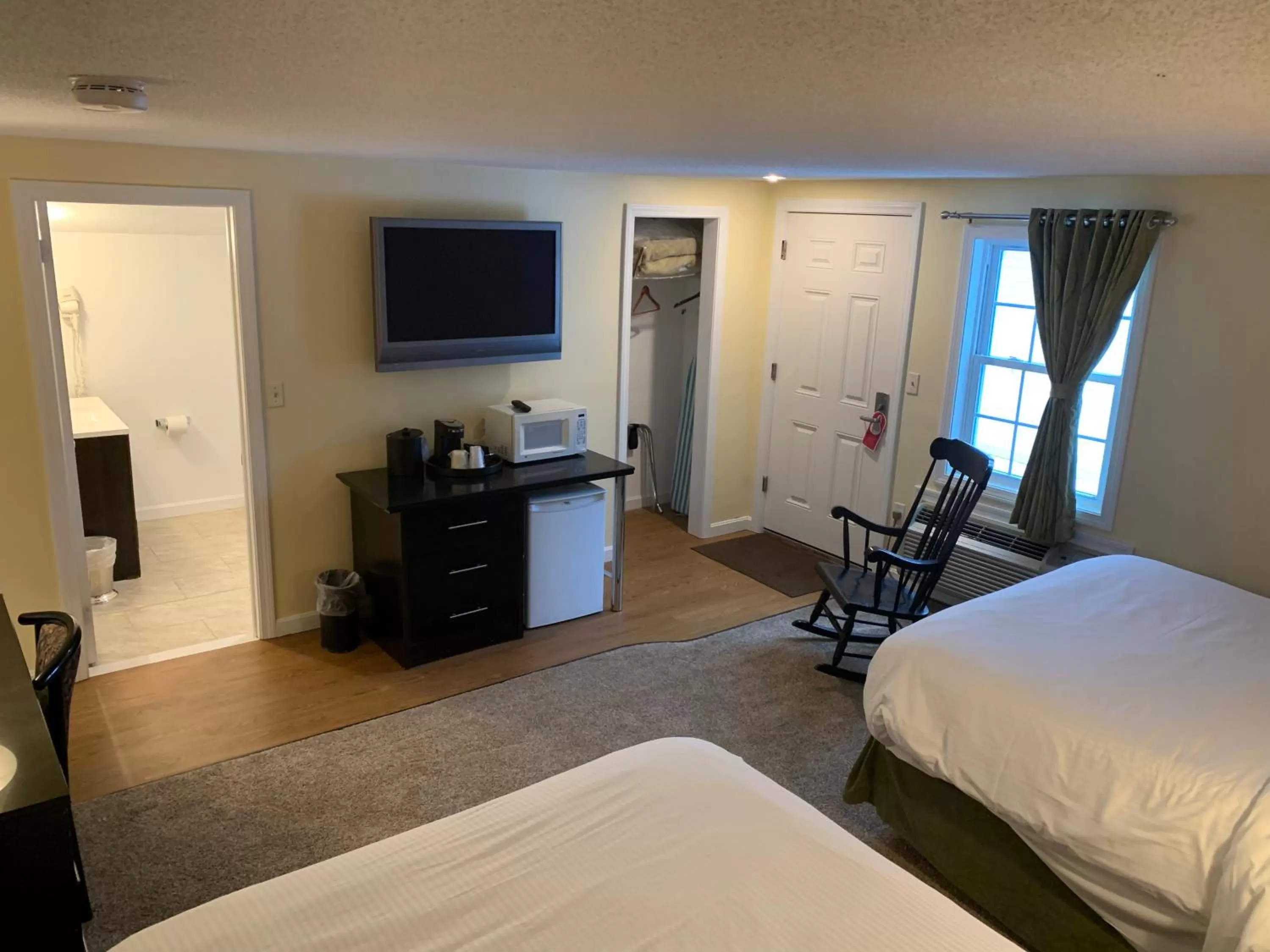 Bedroom, Bed in Four Winds Country Motel