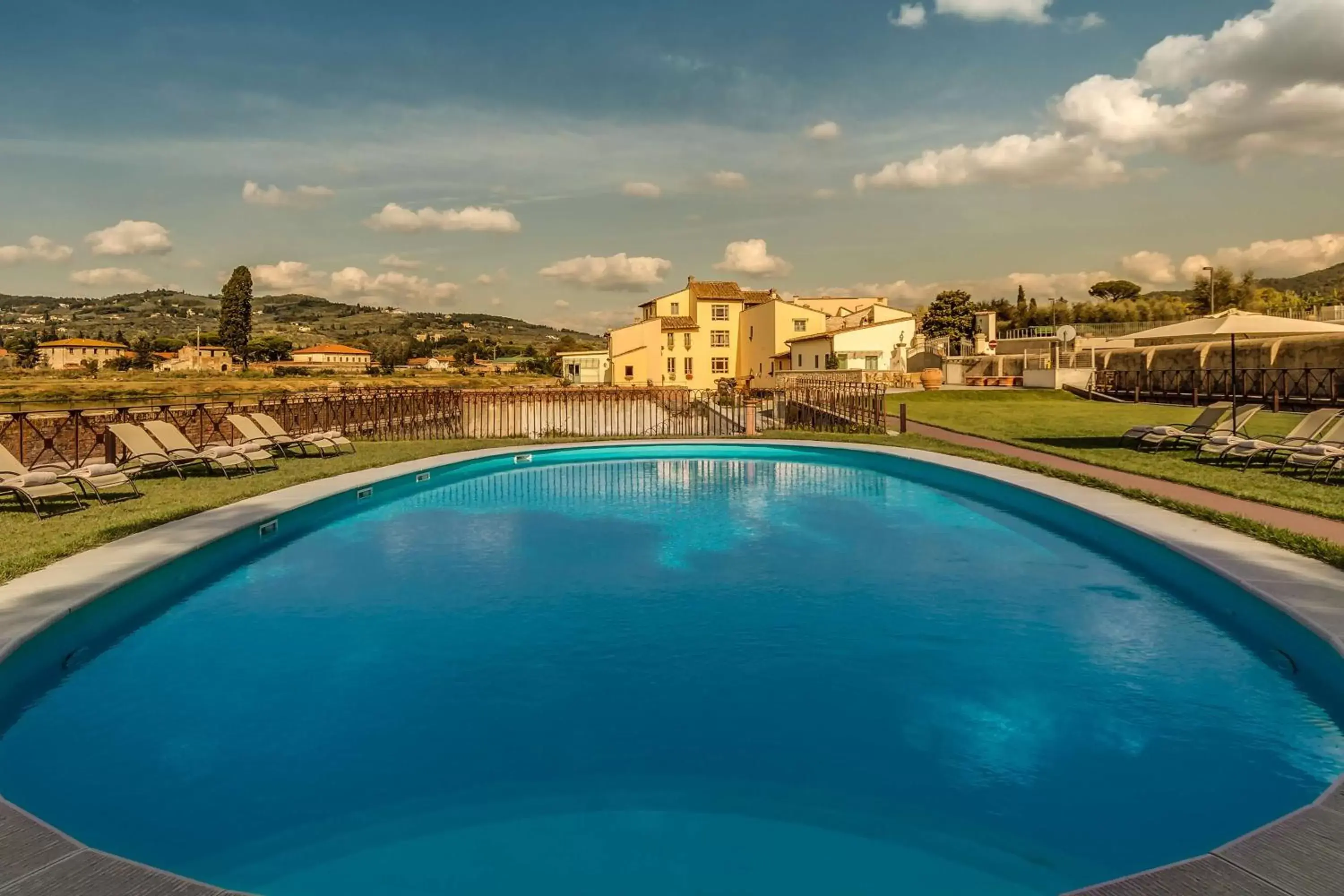 Pool view, Swimming Pool in Hotel Mulino di Firenze - WorldHotels Crafted