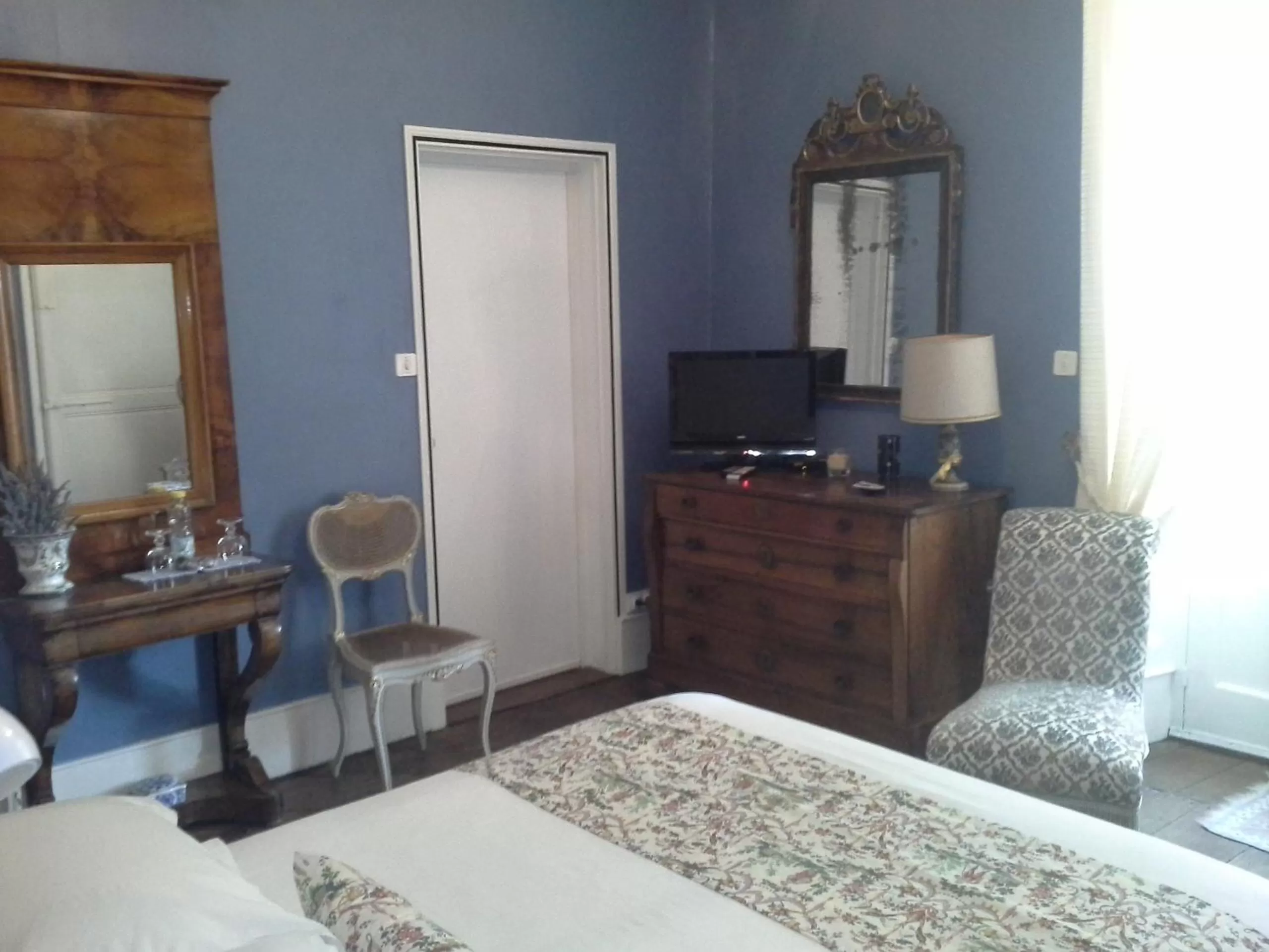 Decorative detail, Bed in Le Logis De Ruelle