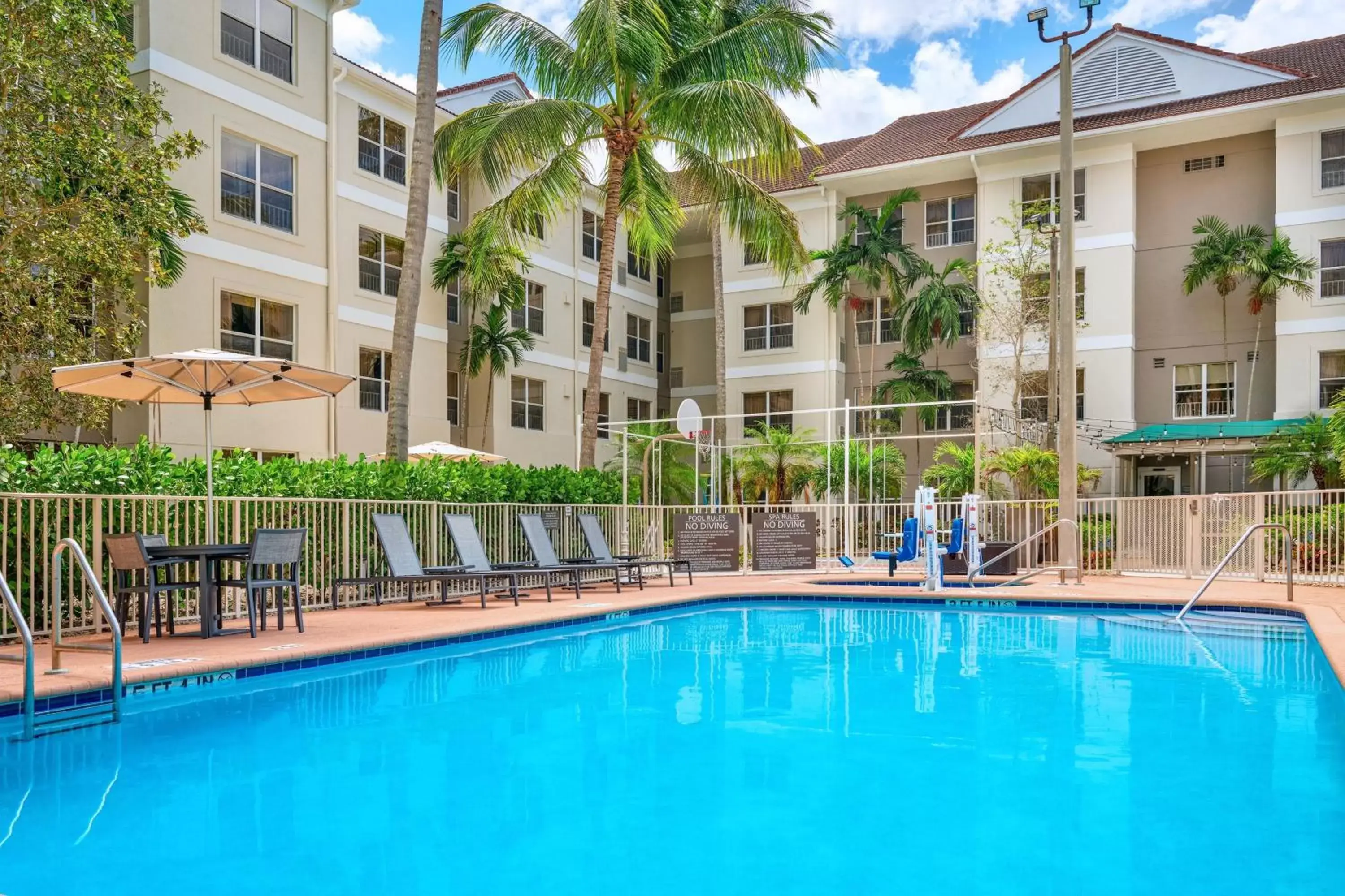 Swimming Pool in Residence Inn Fort Lauderdale Plantation