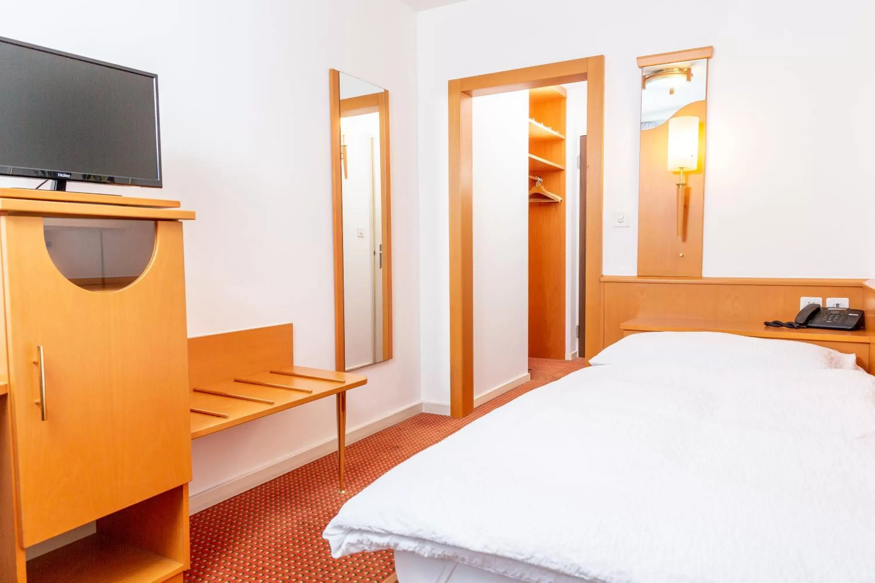 Bed, TV/Entertainment Center in Budget Hotel Alexander