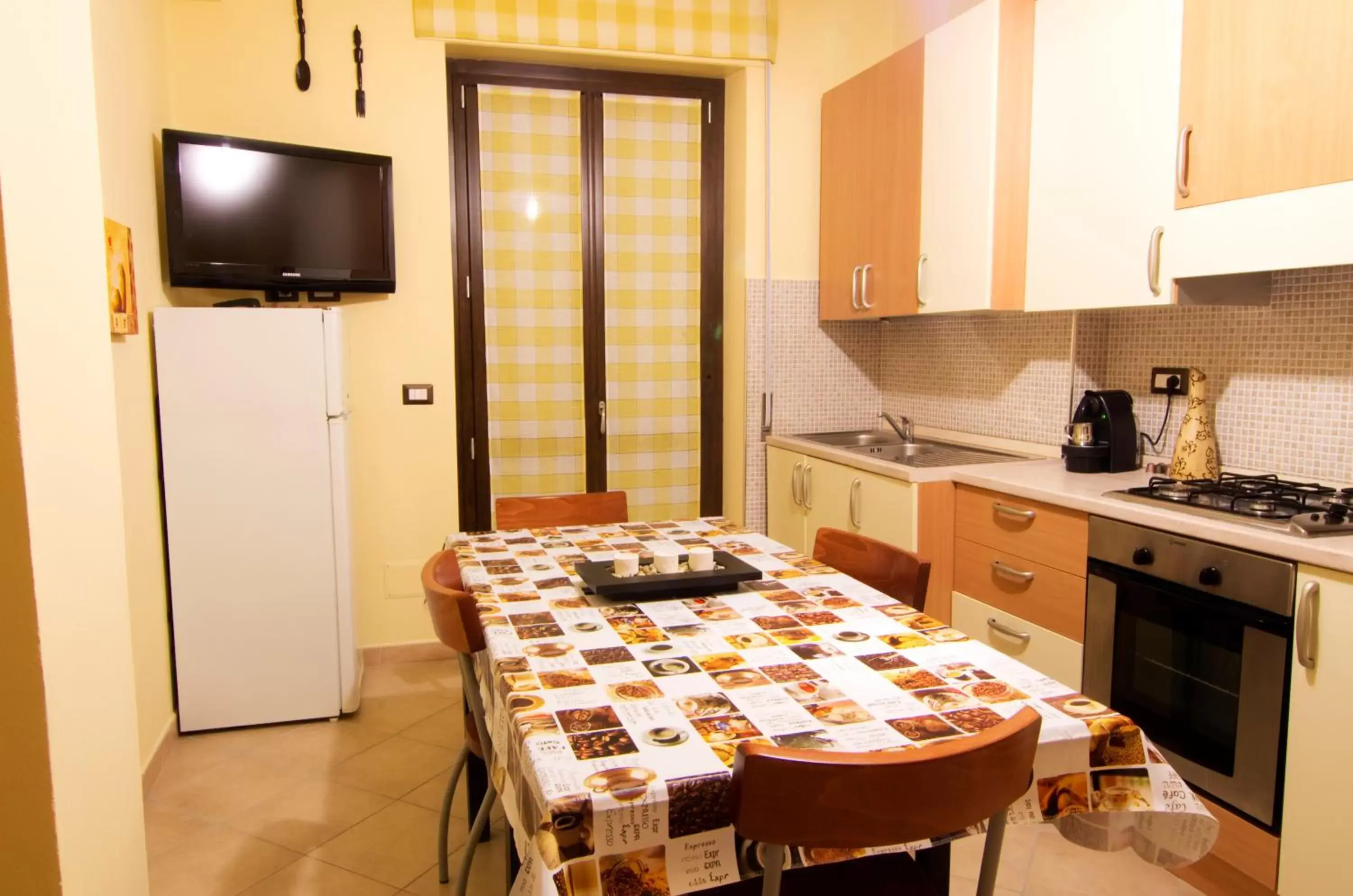 Communal lounge/ TV room, Dining Area in B&B La Porta Accanto