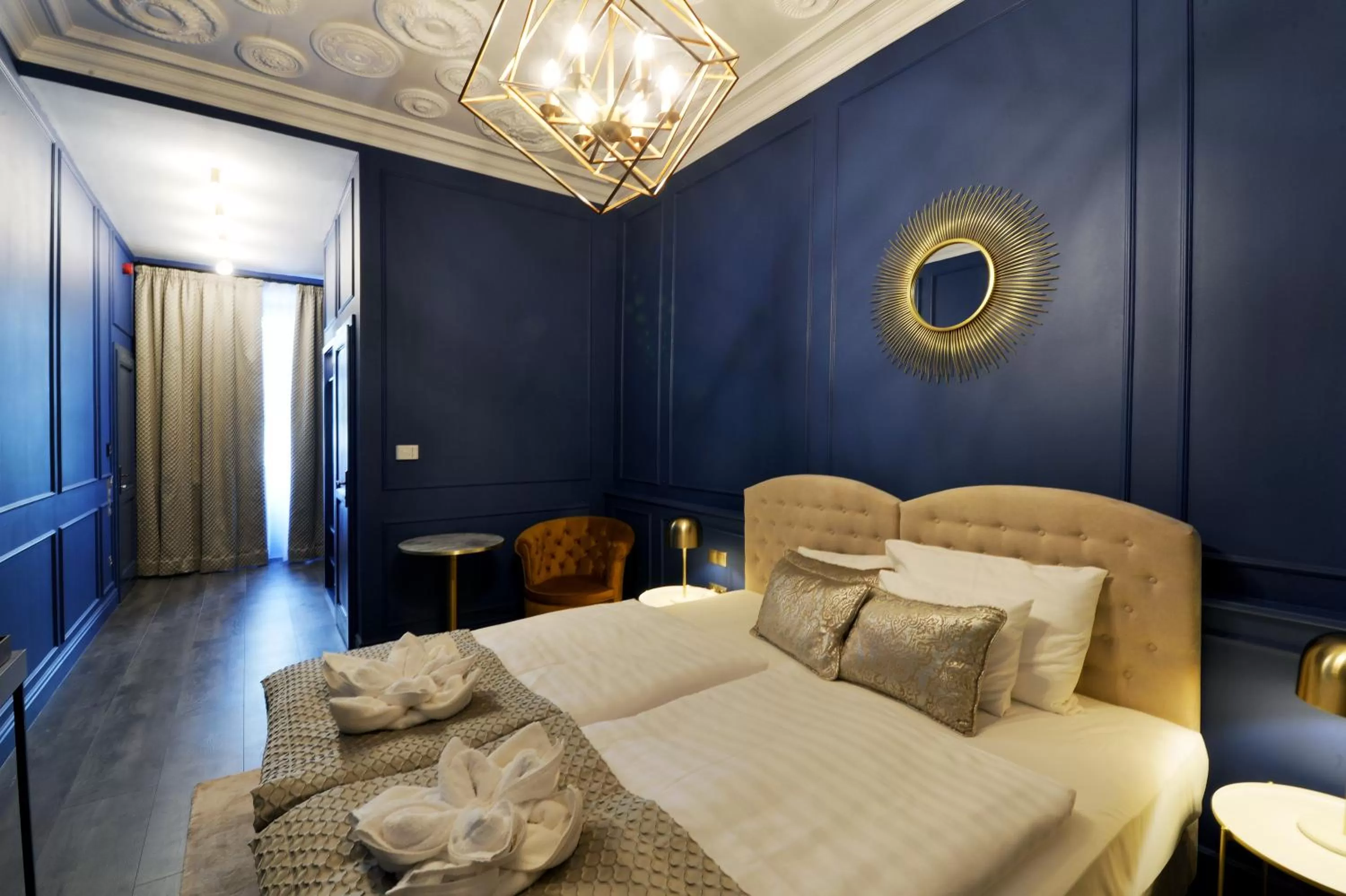 Photo of the whole room, Bed in 1552 Boutique Hotel