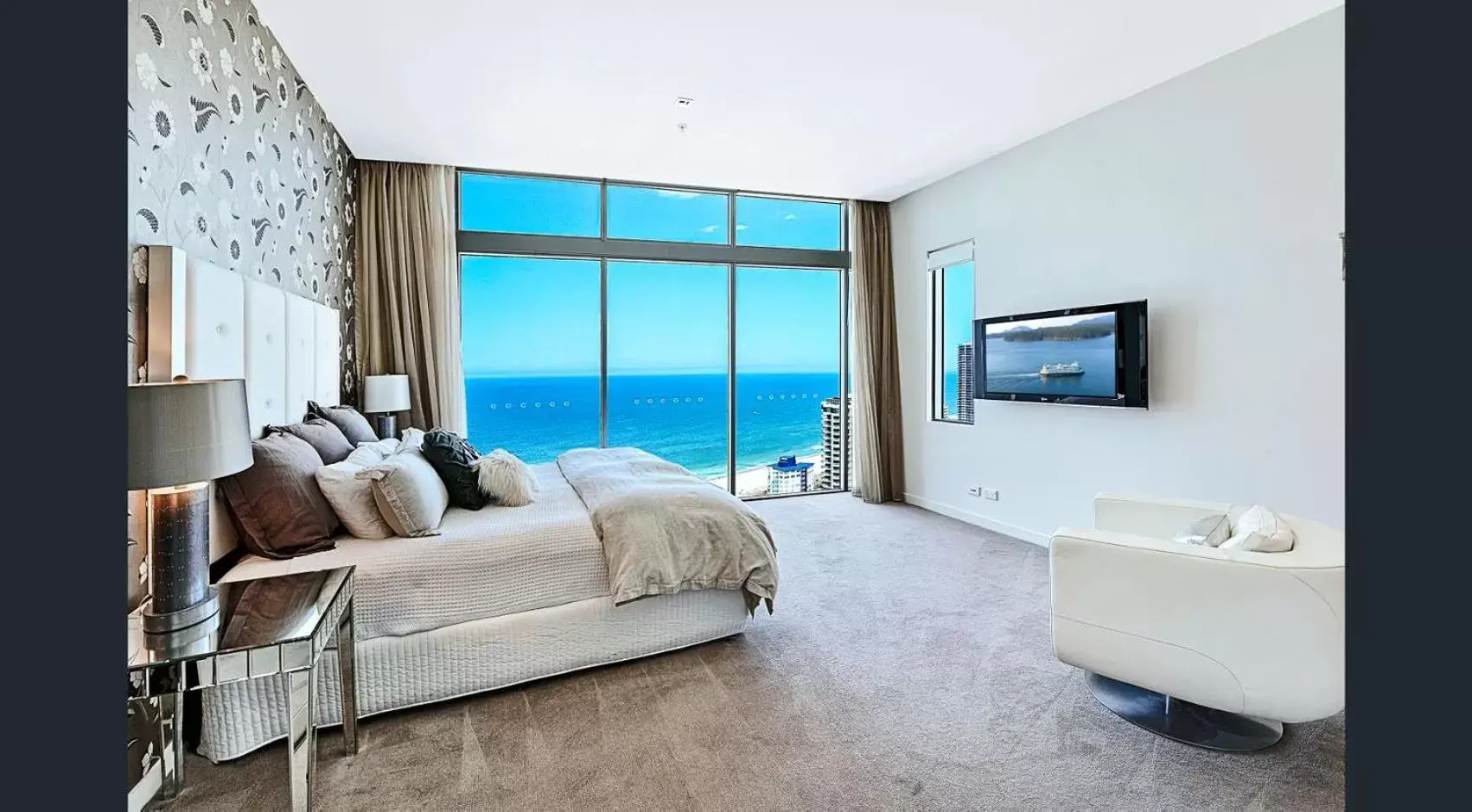 Bedroom in Artique Surfers Paradise - Official