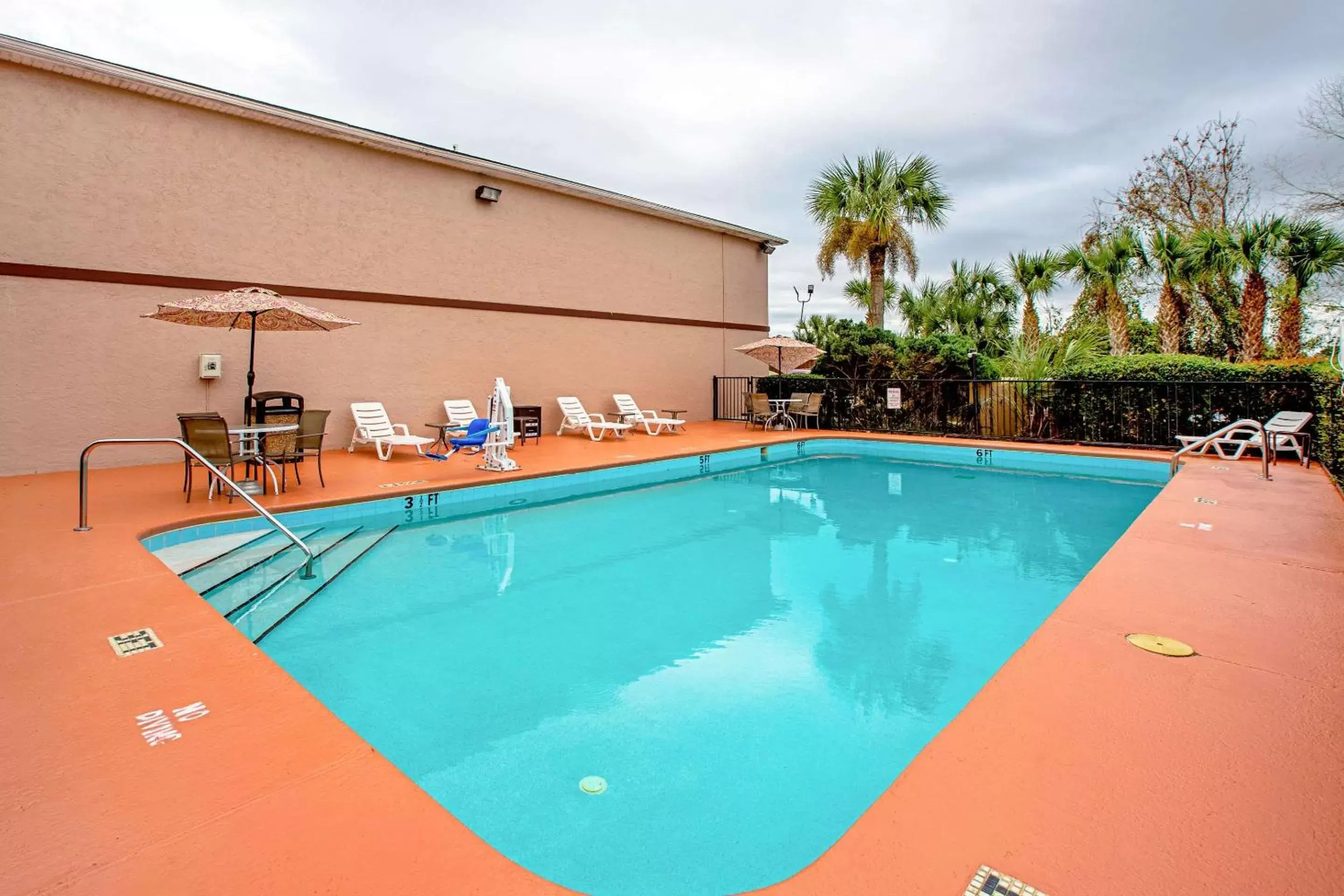 On site, Swimming Pool in Quality Inn & Suites Live Oak I-10 Exit 283