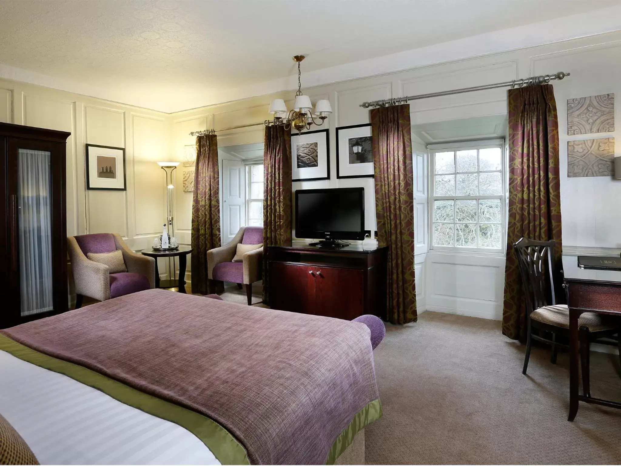 Bedroom, TV/Entertainment Center in Macdonald Houstoun House