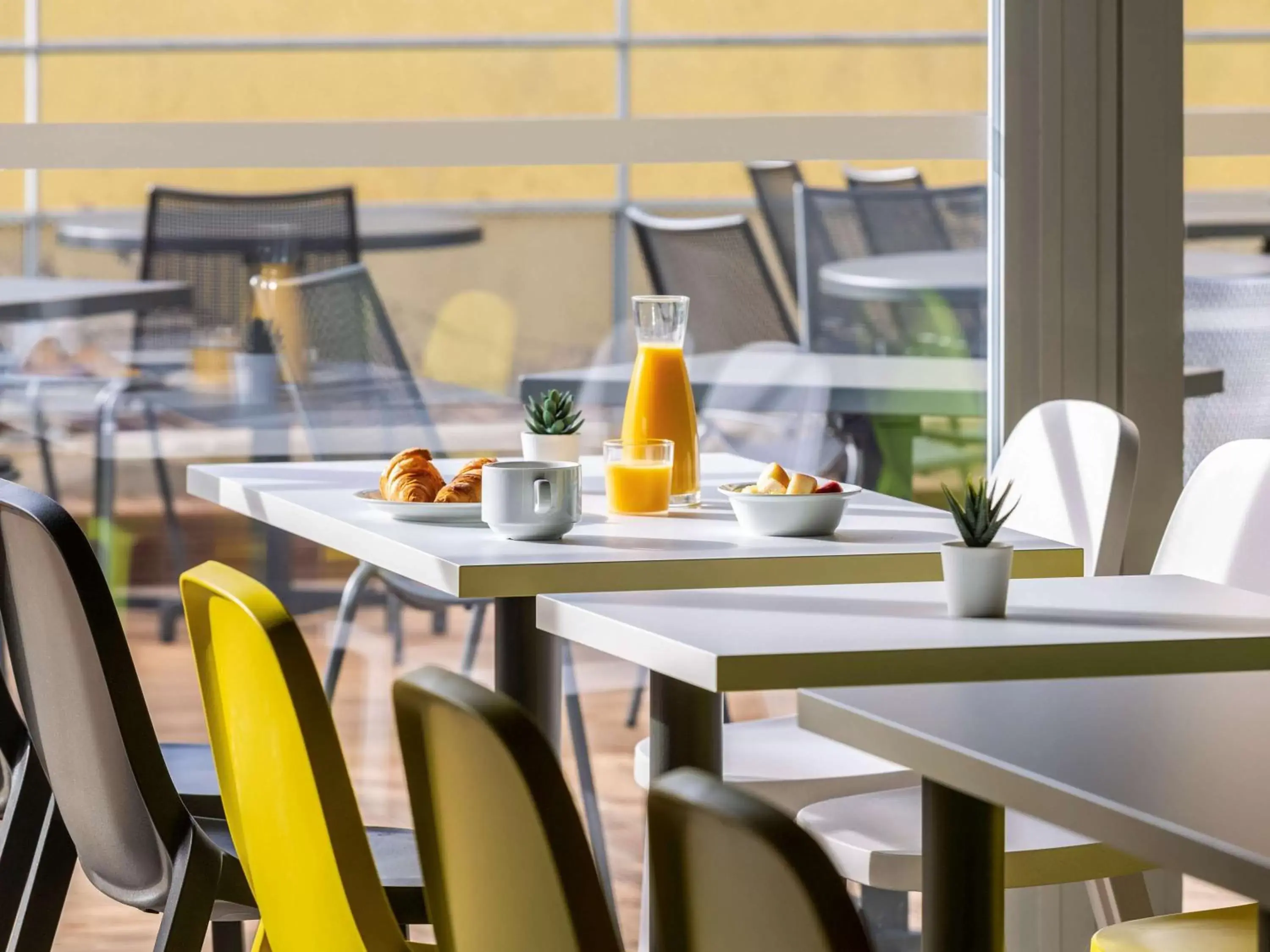 Property building, Restaurant/Places to Eat in Ibis Budget Montpellier Nord Euromédecine