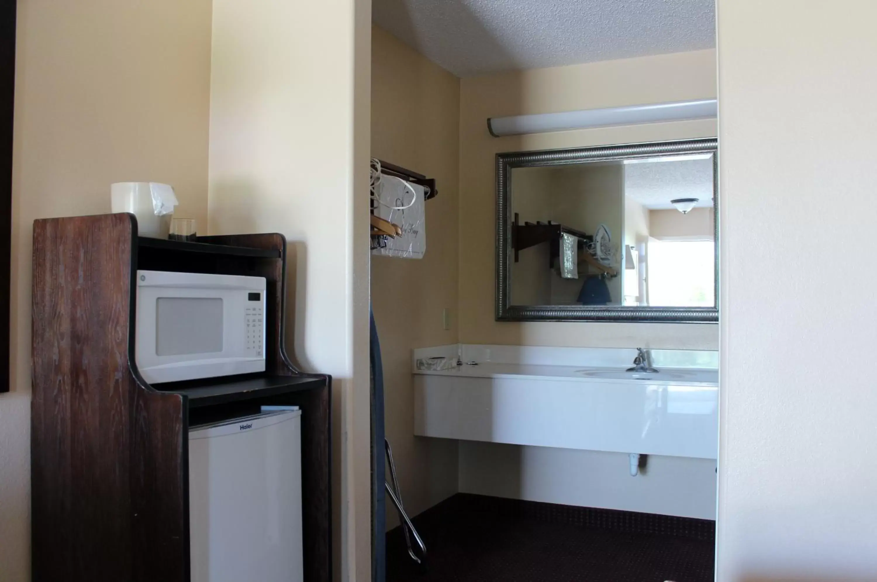 Bathroom, Kitchen/Kitchenette in Carom Inn a Travelodge by Wyndham Denham Springs-Baton Rouge