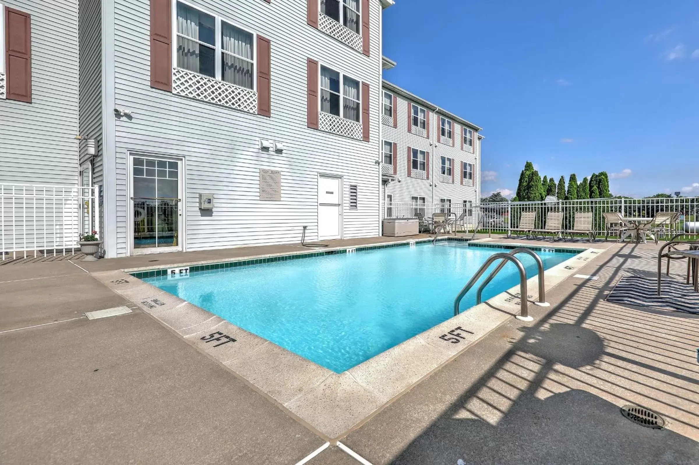 Swimming pool in Lancaster Inn & Suites Swimming pool in Lancaster Inn & Suites