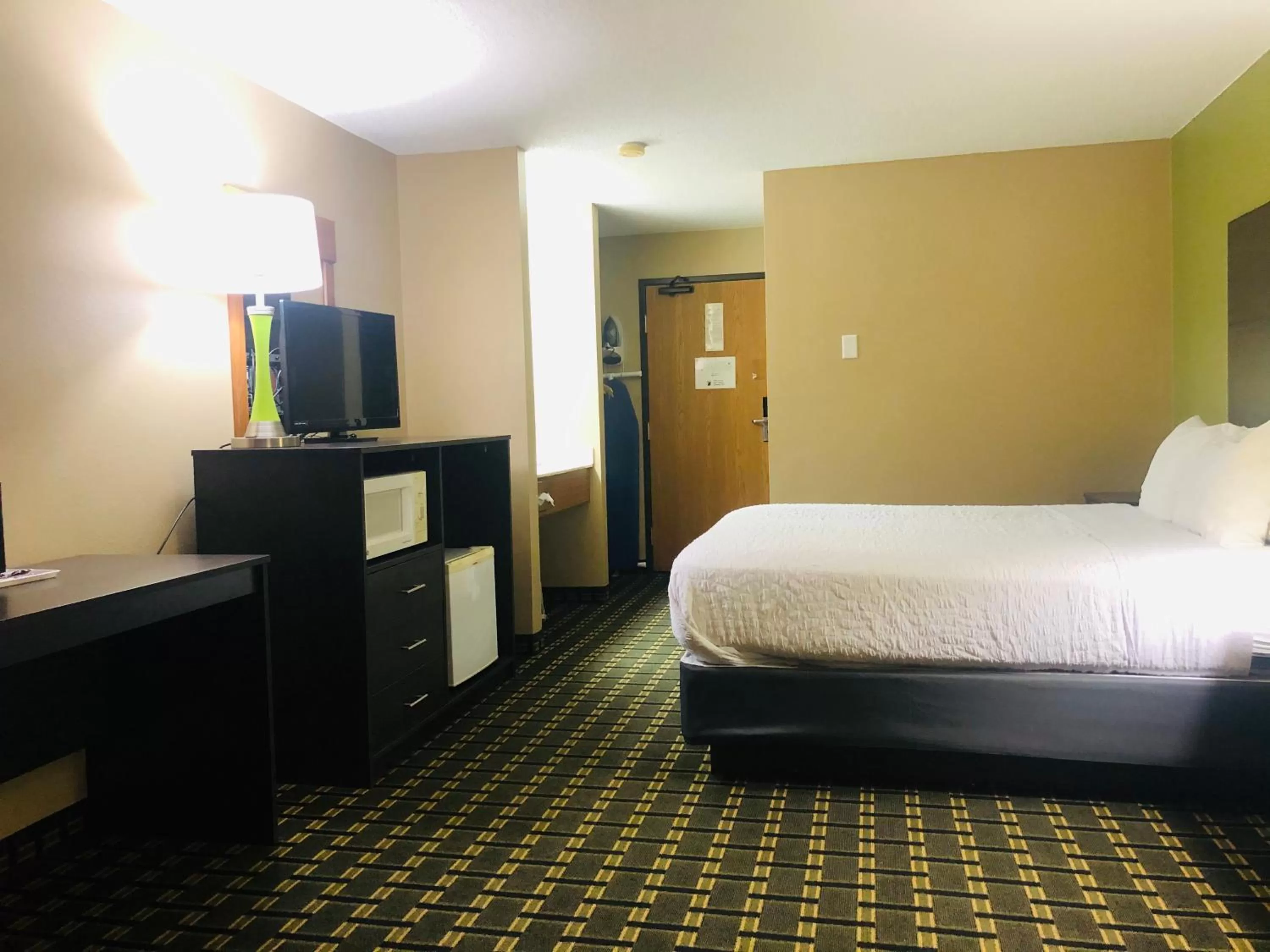 Photo of the whole room, Bed in Boarders Inn &amp; Suites by Cobblestone Hotels Columbus