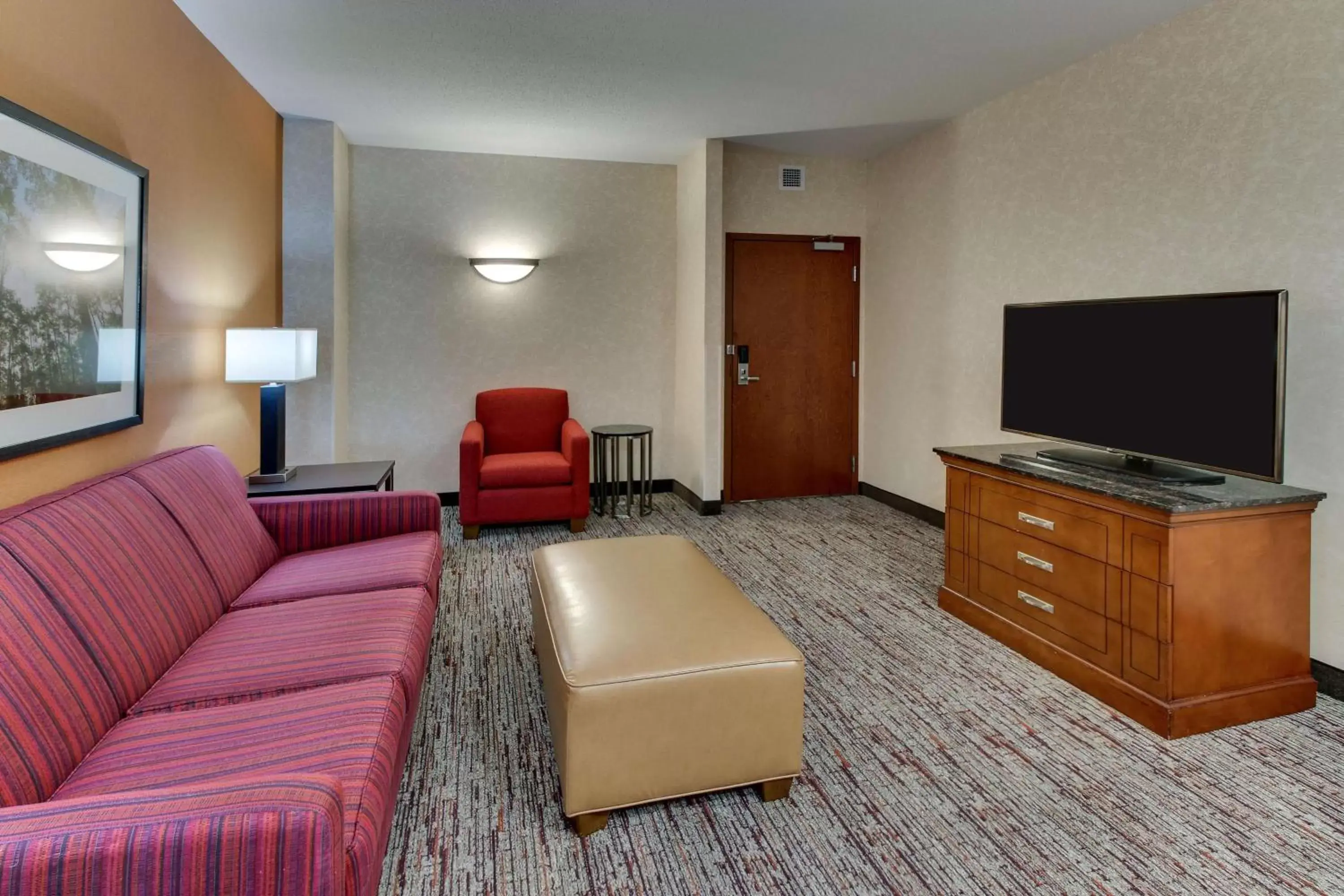 Photo of the whole room, Seating Area in Drury Inn & Suites Meridian