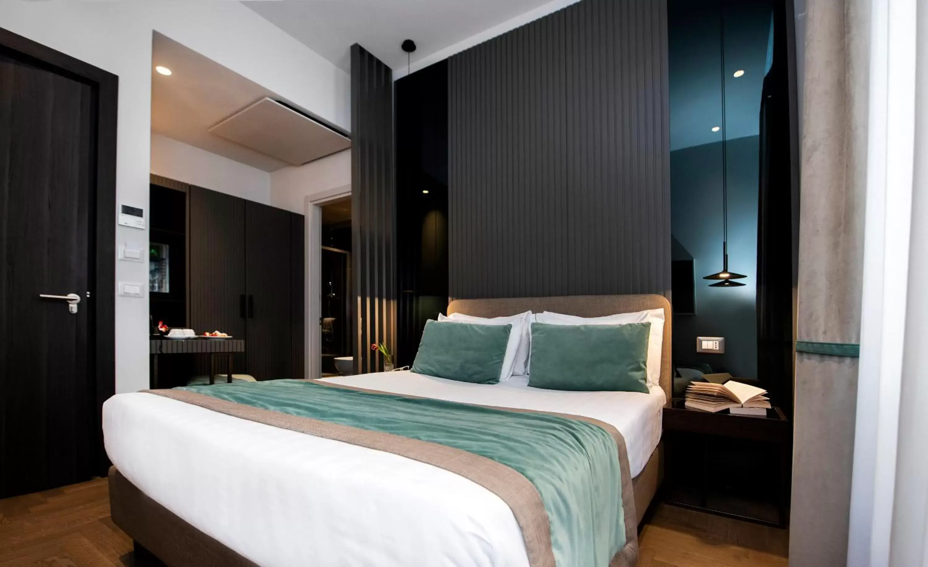 Bed in Hotel 77 Seventy-Seven - Maison D'Art Collection