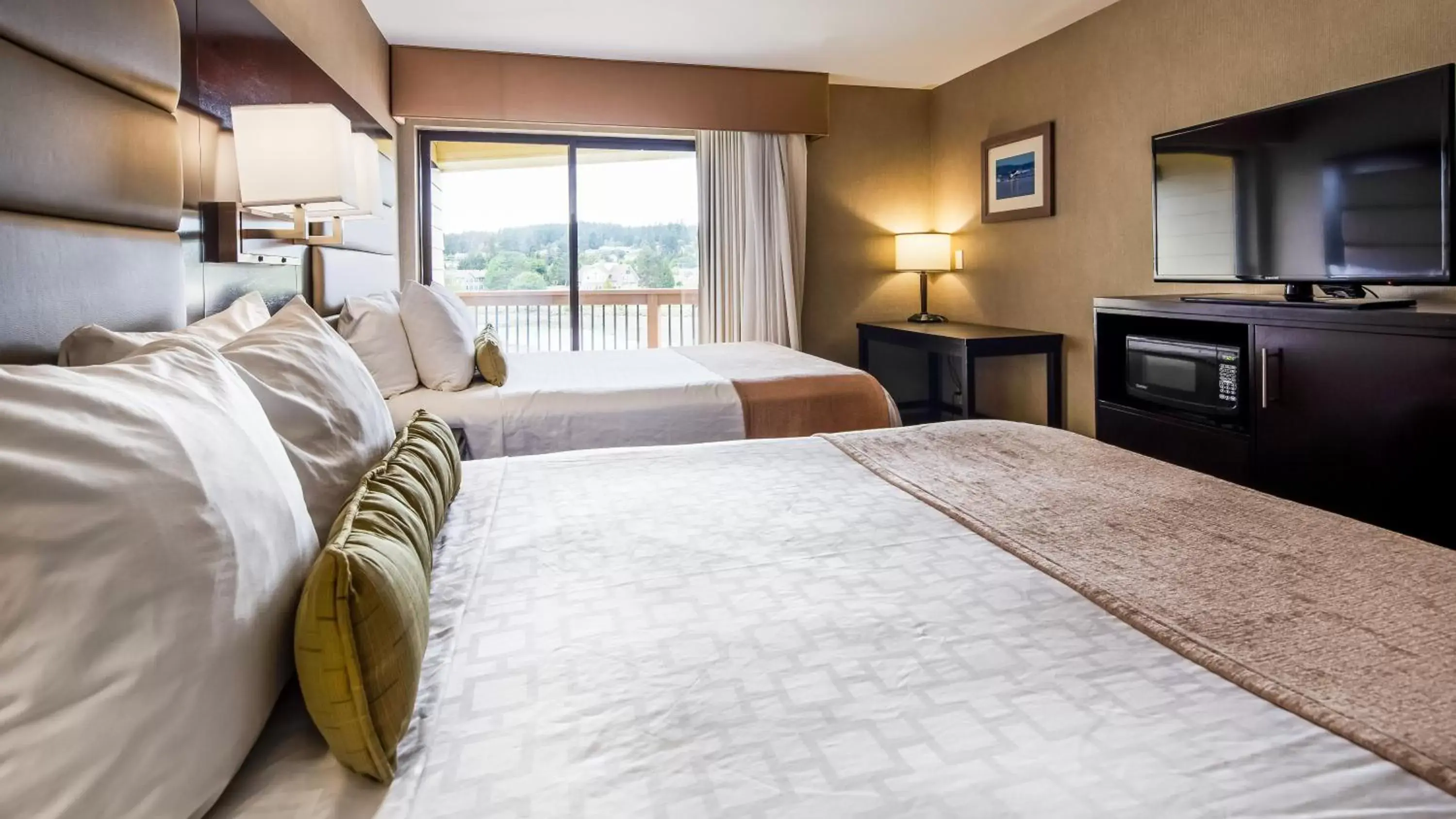 Bedroom, Bed in Best Western Plus Silverdale Beach Hotel