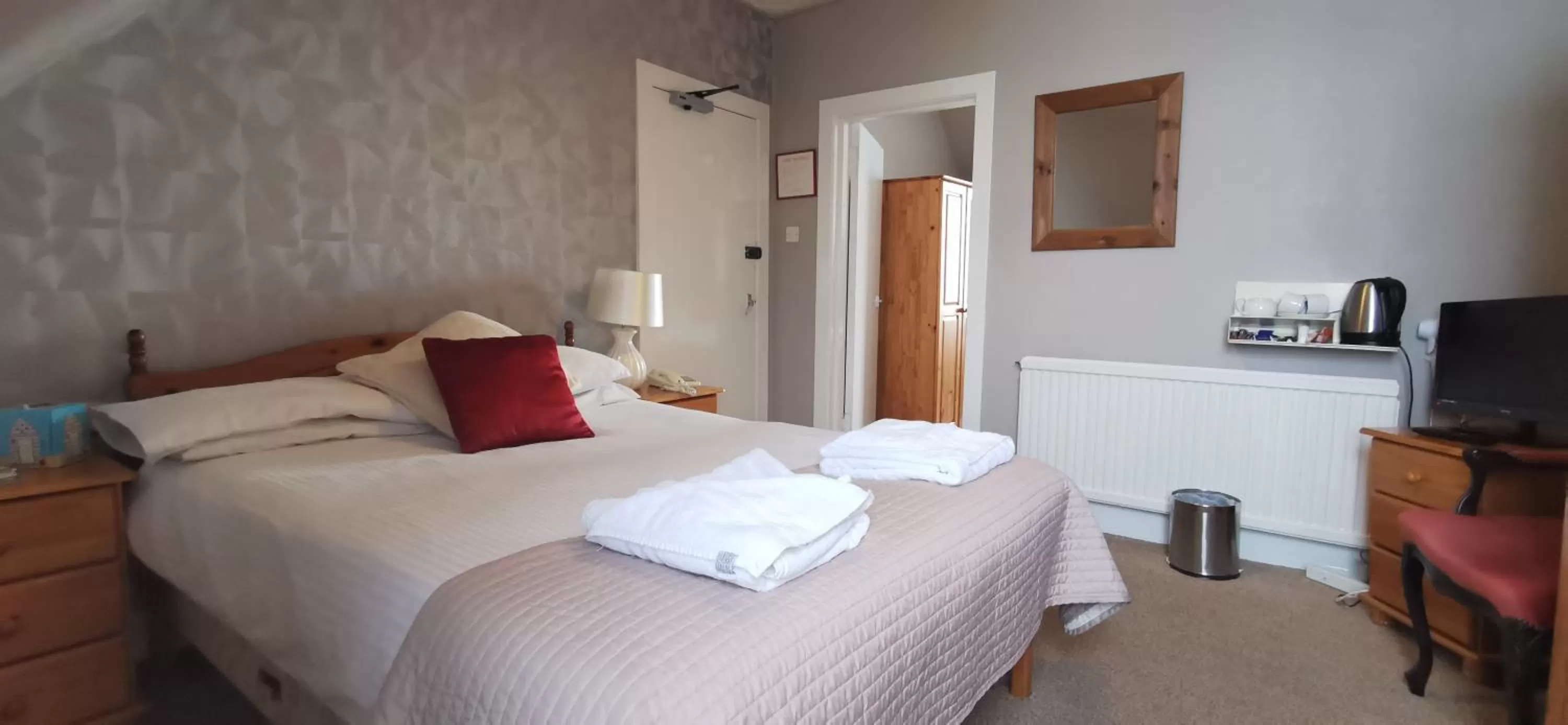 Photo of the whole room, Bed in The George Hotel