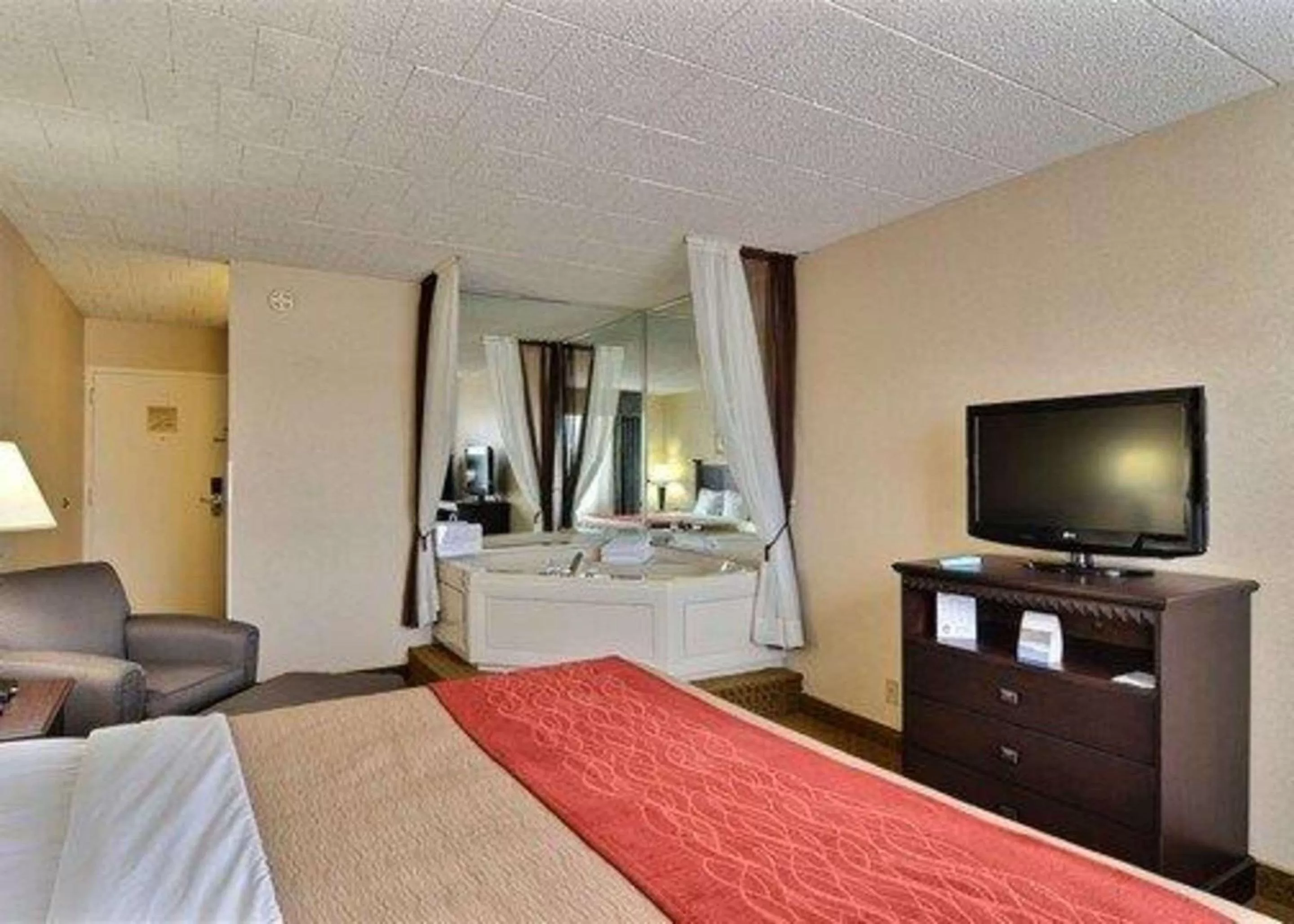 Photo of the whole room, Bed in Comfort Inn