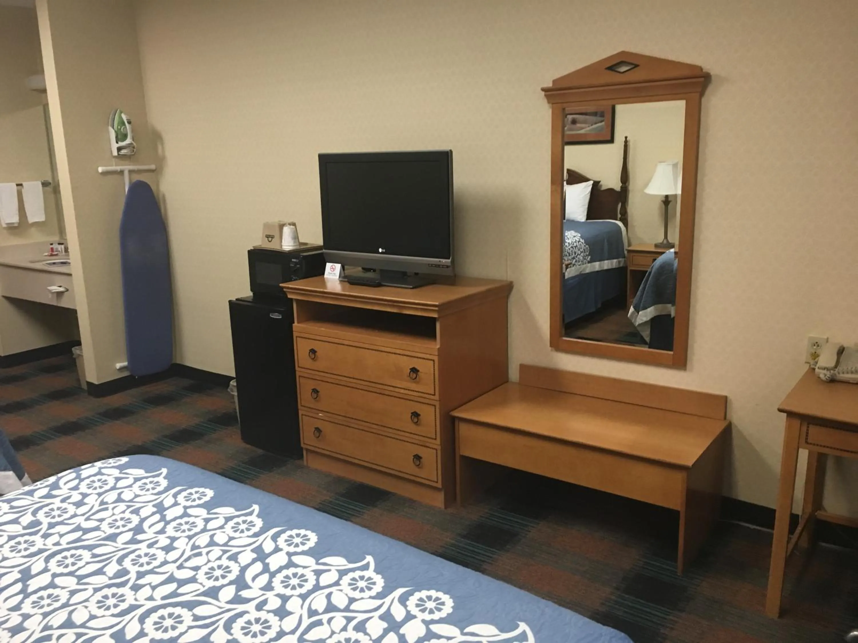 TV and multimedia, Bed in Days Inn by Wyndham Hattiesburg MS