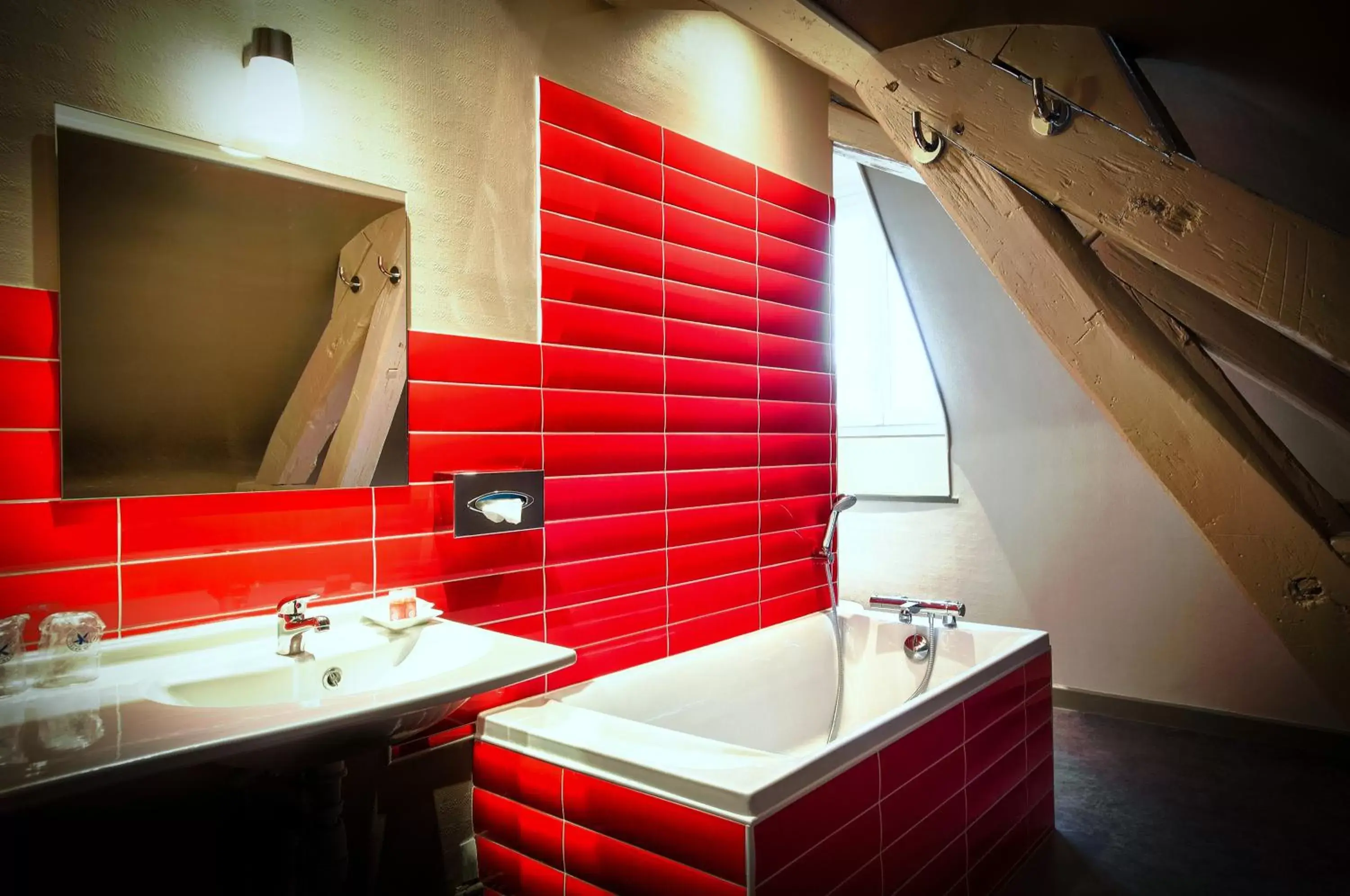 Bathroom in The Originals Access, Hôtel Bourges Gare