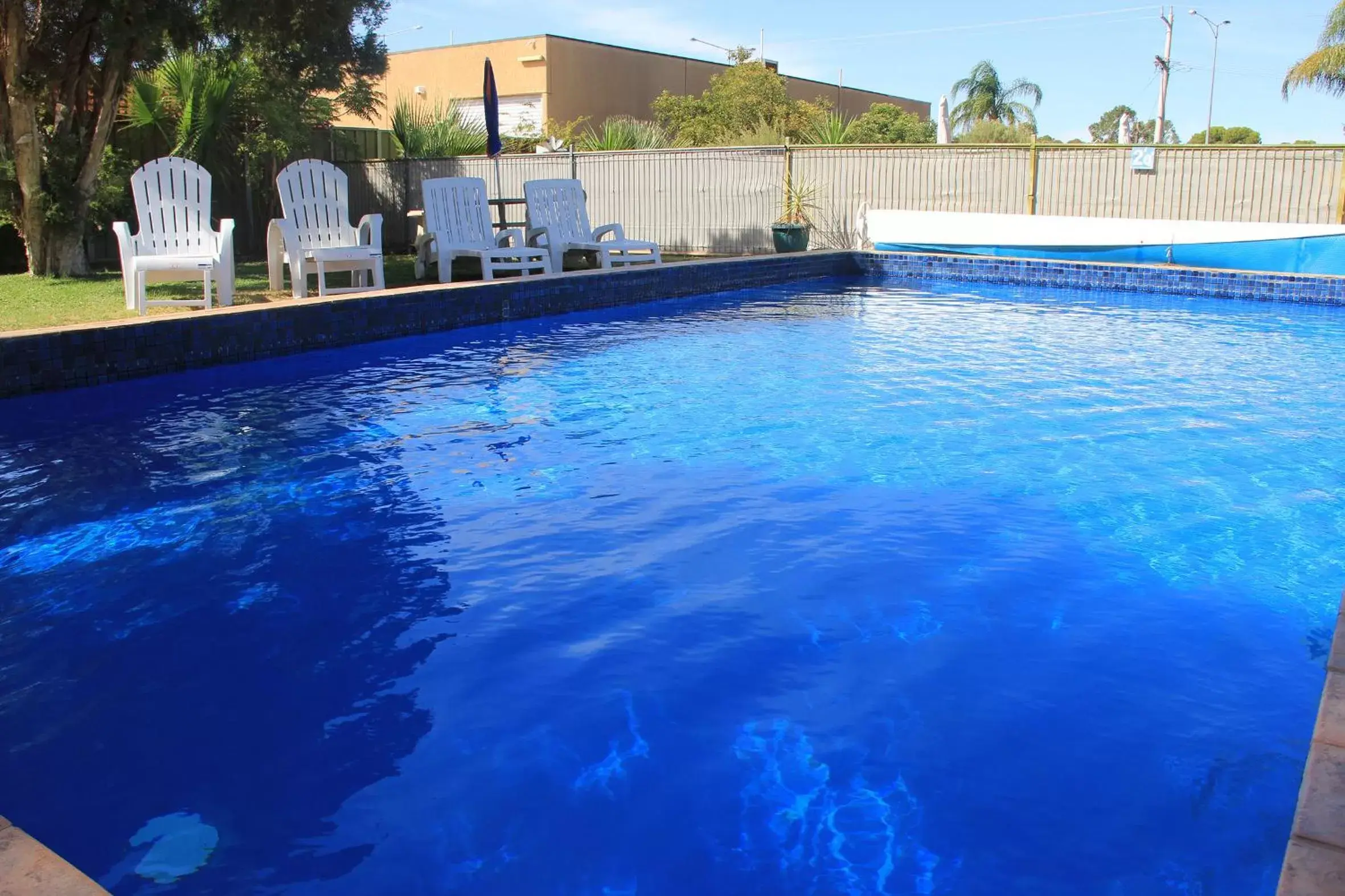 Swimming Pool in Orana Motor Inn