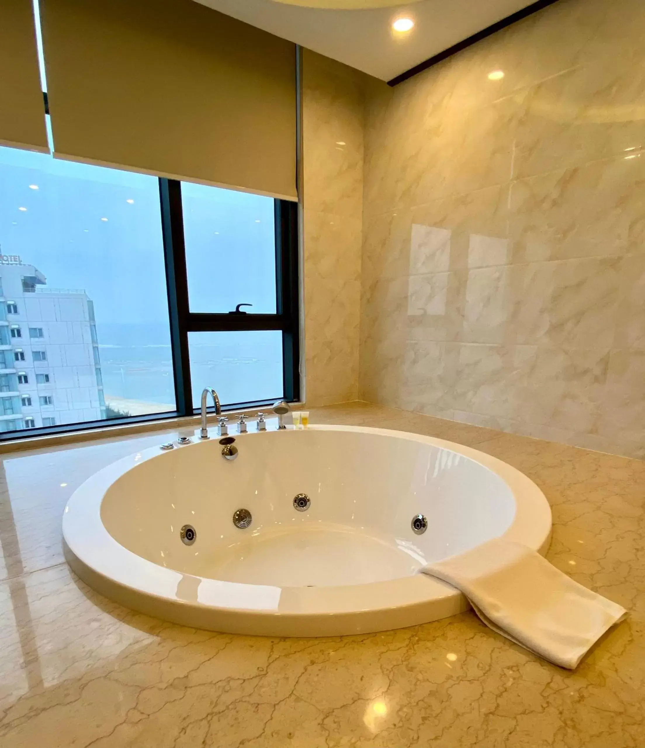 Hot Tub, Bathroom in Muong Thanh Luxury Nhat Le Hotel