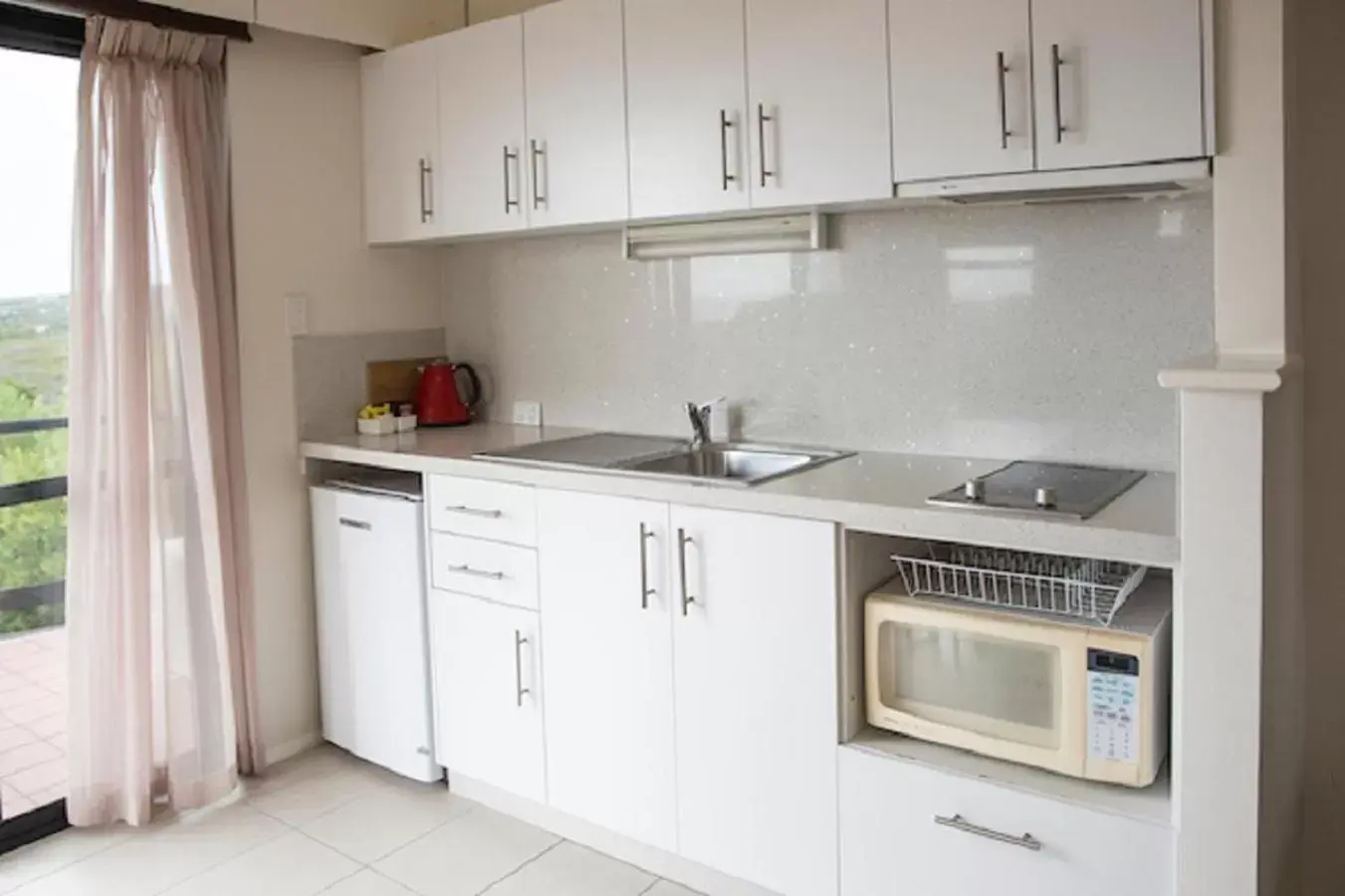 Kitchen or kitchenette, Kitchen/Kitchenette in Margarets Beach Resort