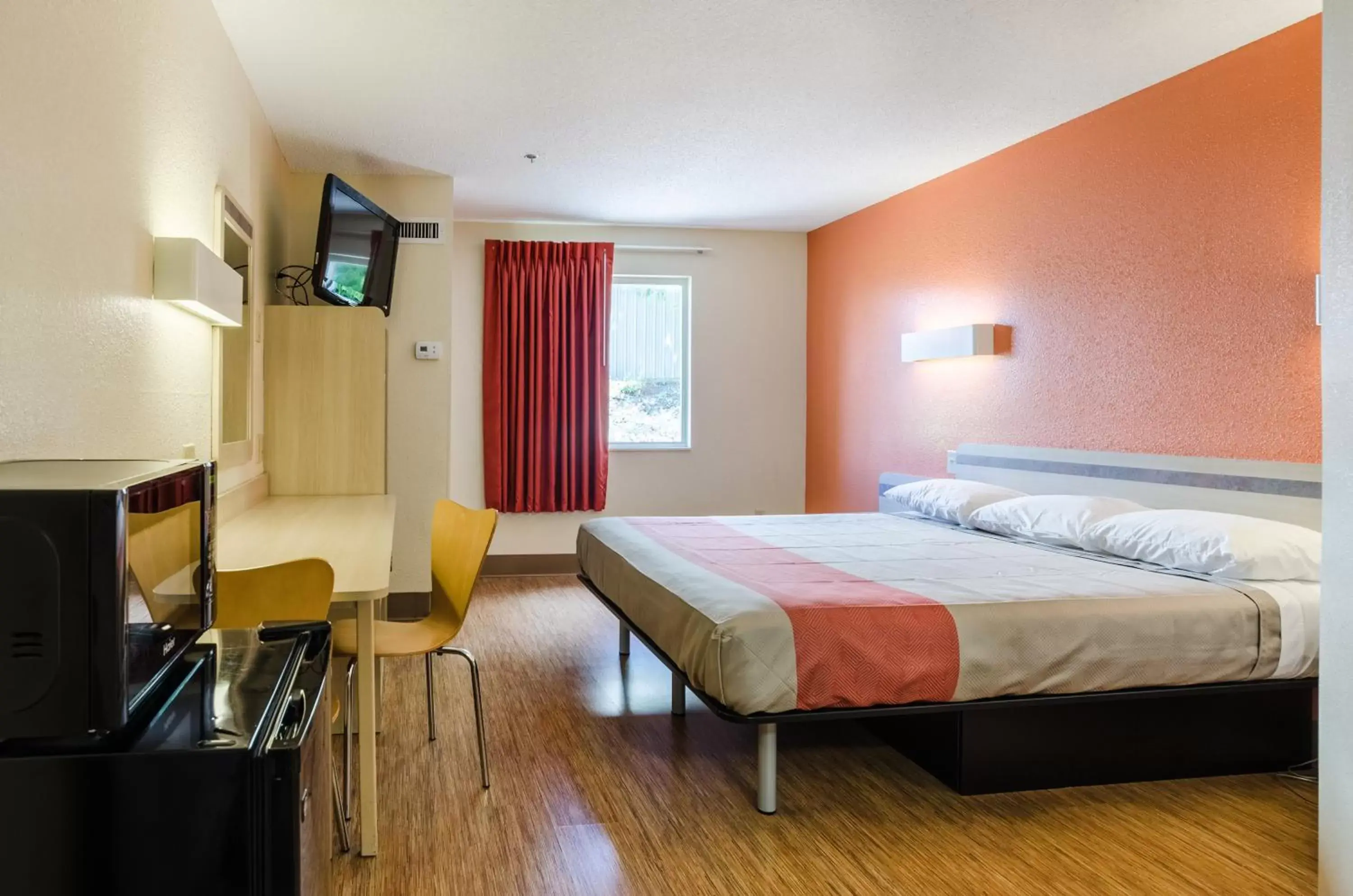 Bedroom, Bed in Motel 6-Bristol, VA
