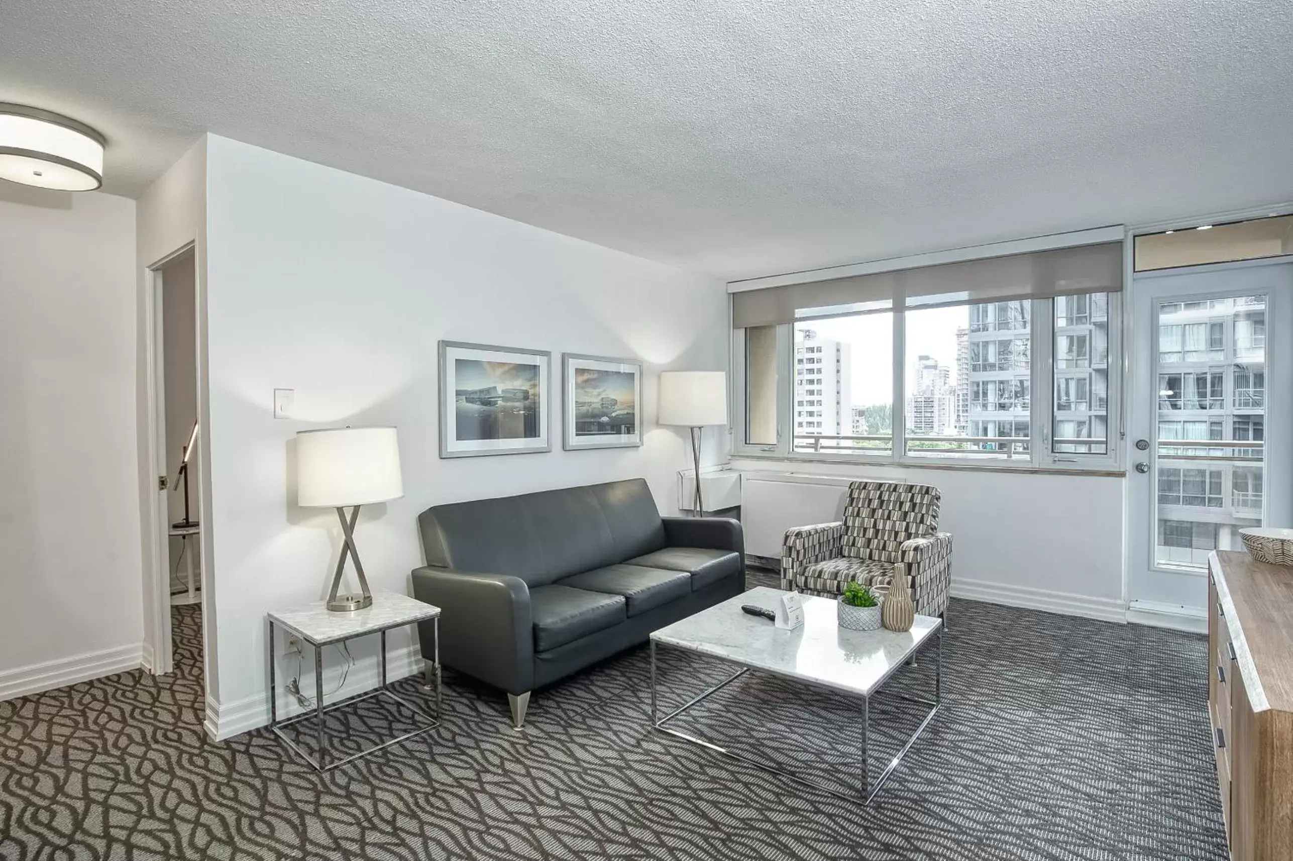 Living room, Seating Area in Town Inn Suites Hotel