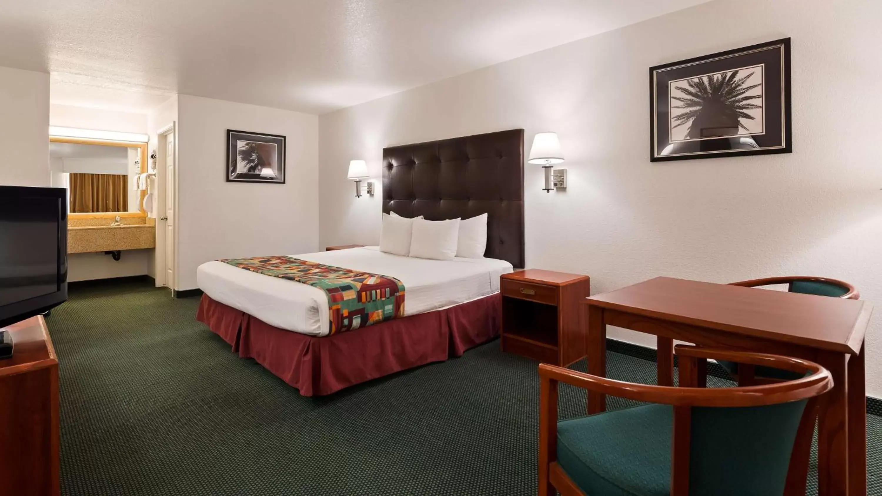 Photo of the whole room, Bed in Best Western Colorado River Inn