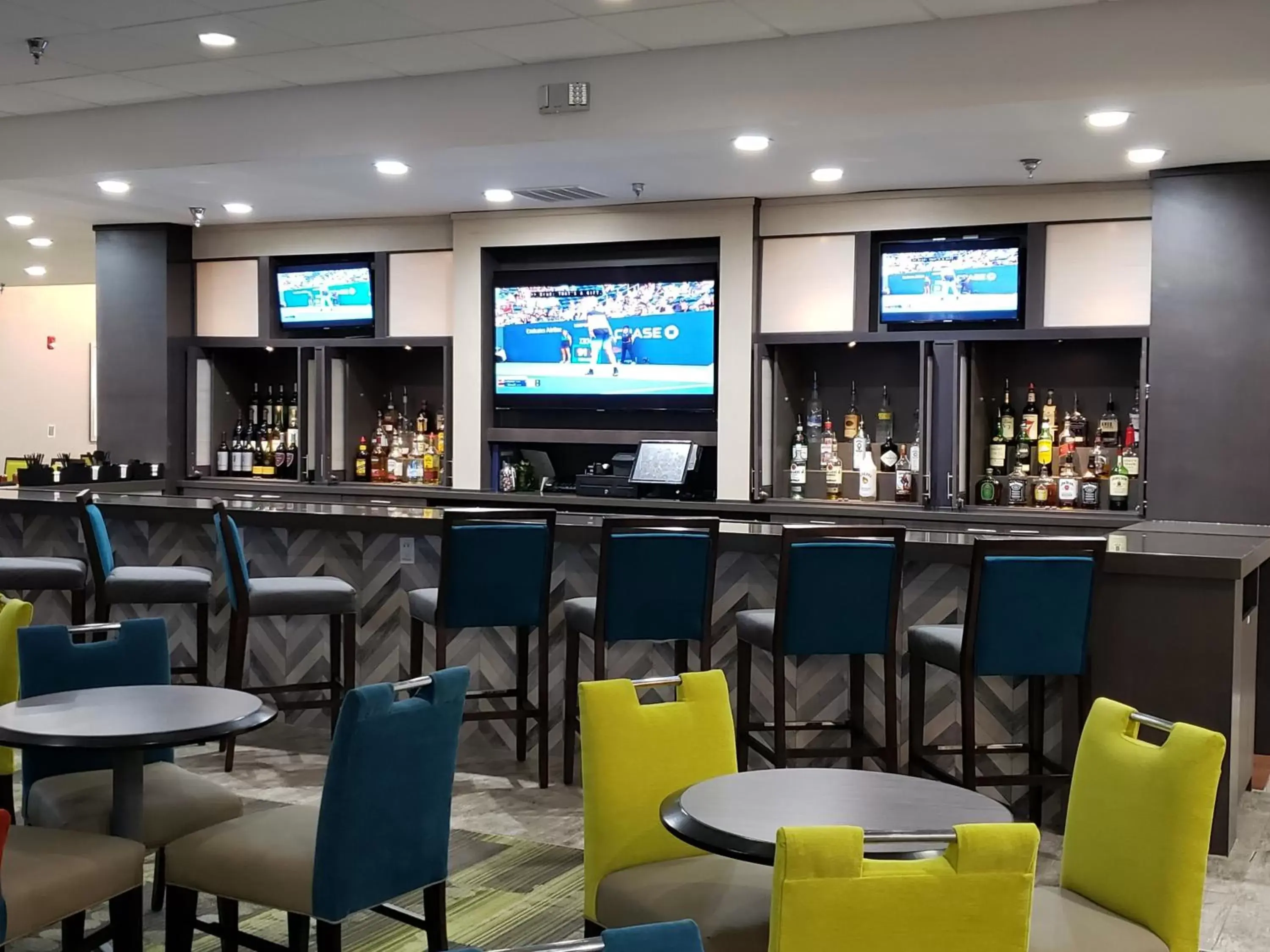 Lounge or bar in Holiday Inn Huntsville - Research Park, an IHG Hotel