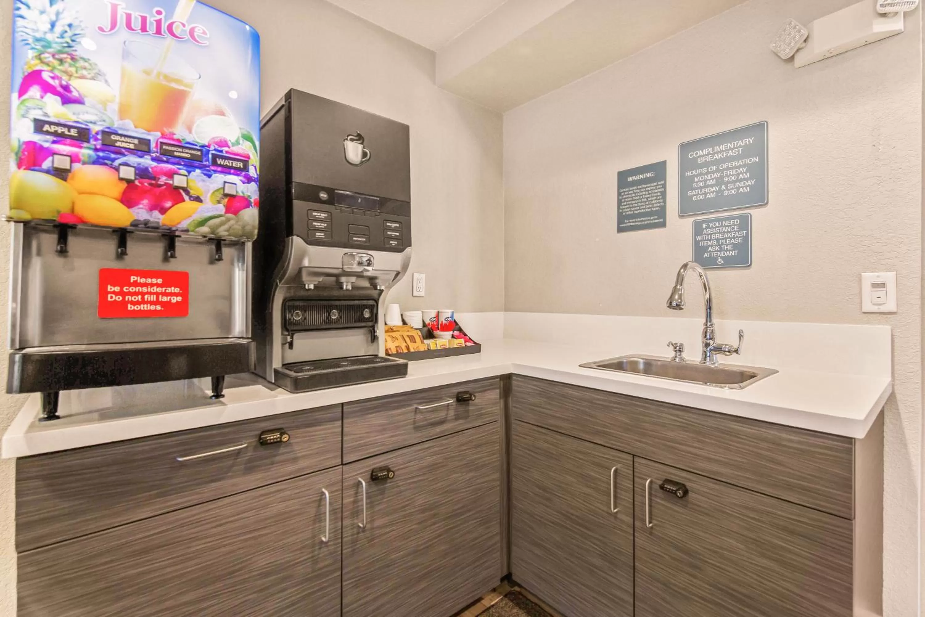 American breakfast in SureStay Hotel by Best Western Fontana