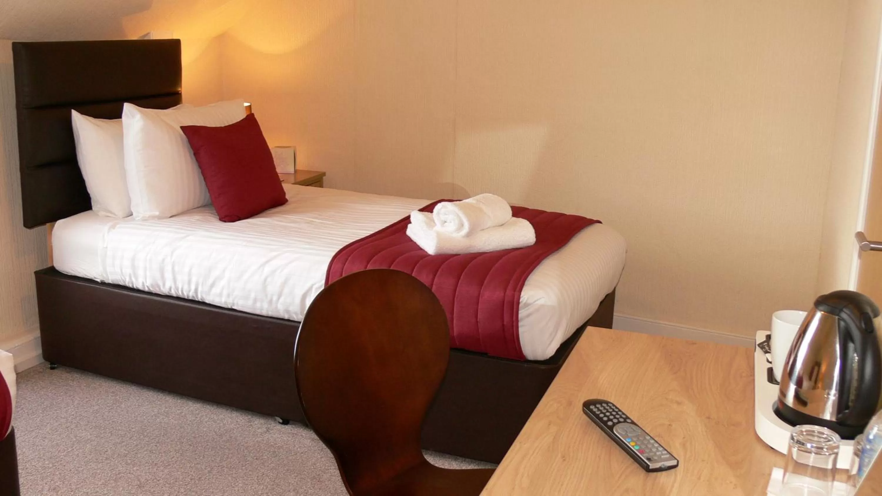 Coffee/tea facilities, Bed in The Home Arms Guesthouse