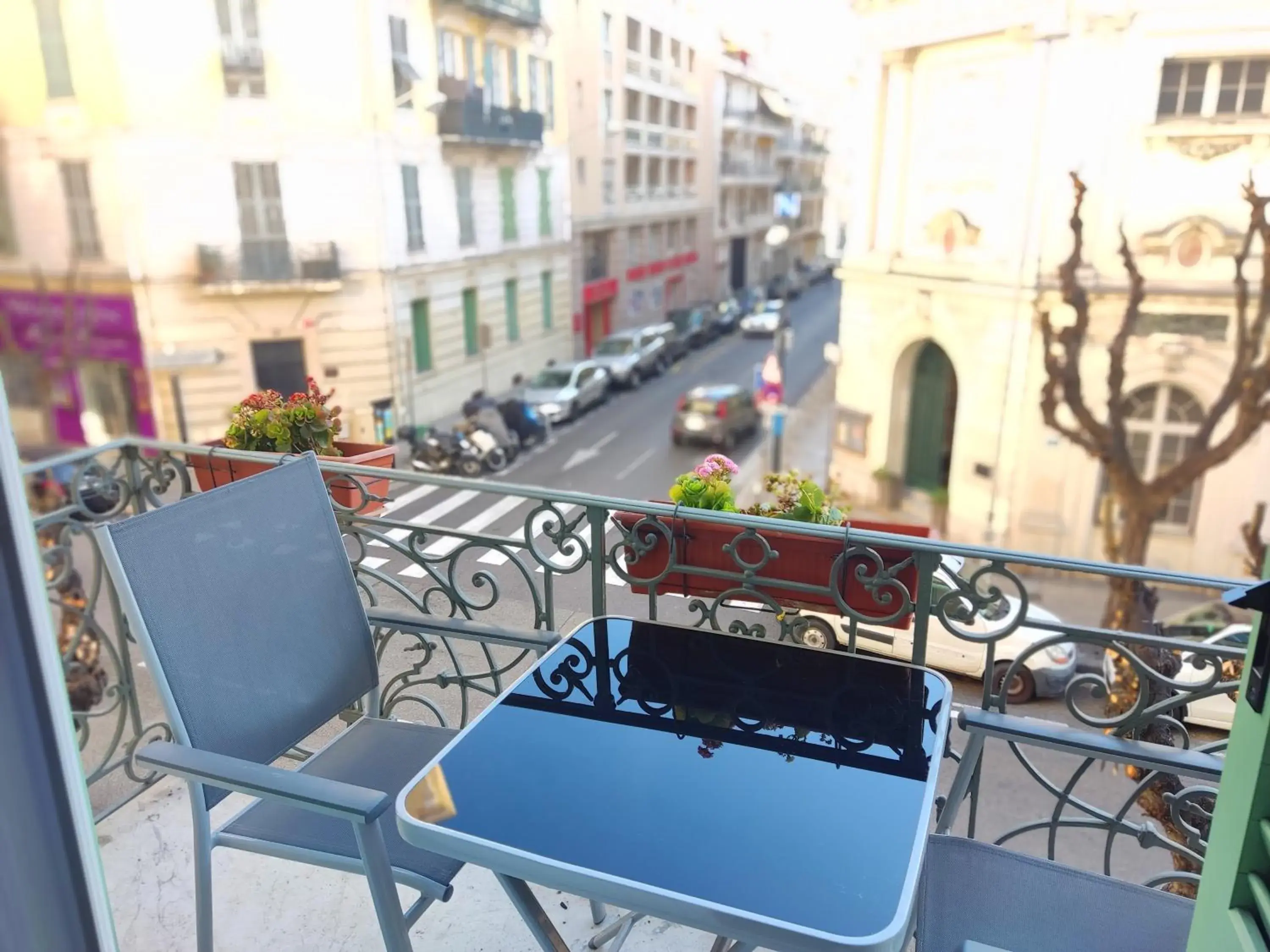 Neighbourhood, Balcony/Terrace in Parisien