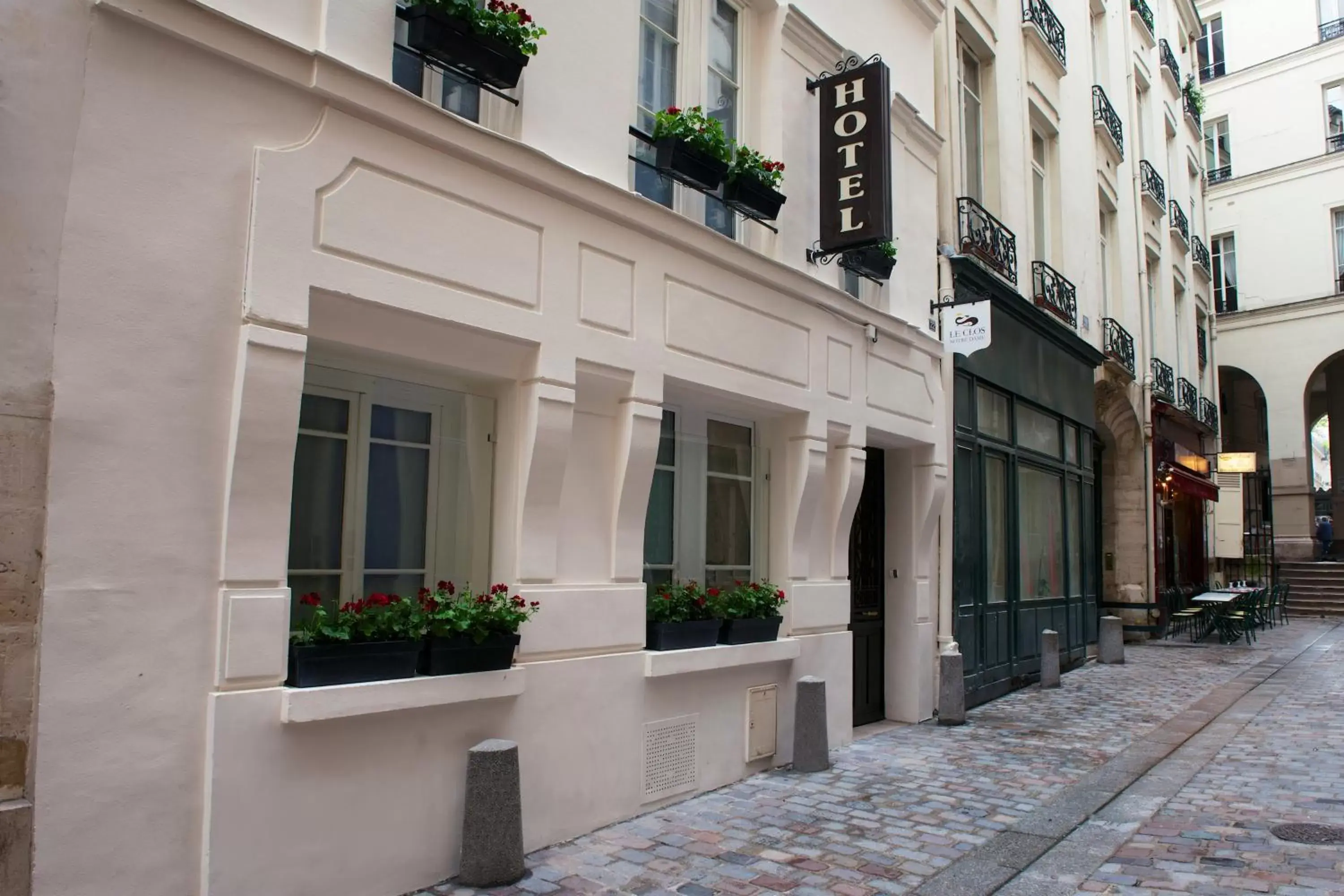 Facade/entrance, Property Building in Hotel Le Clos De Notre Dame