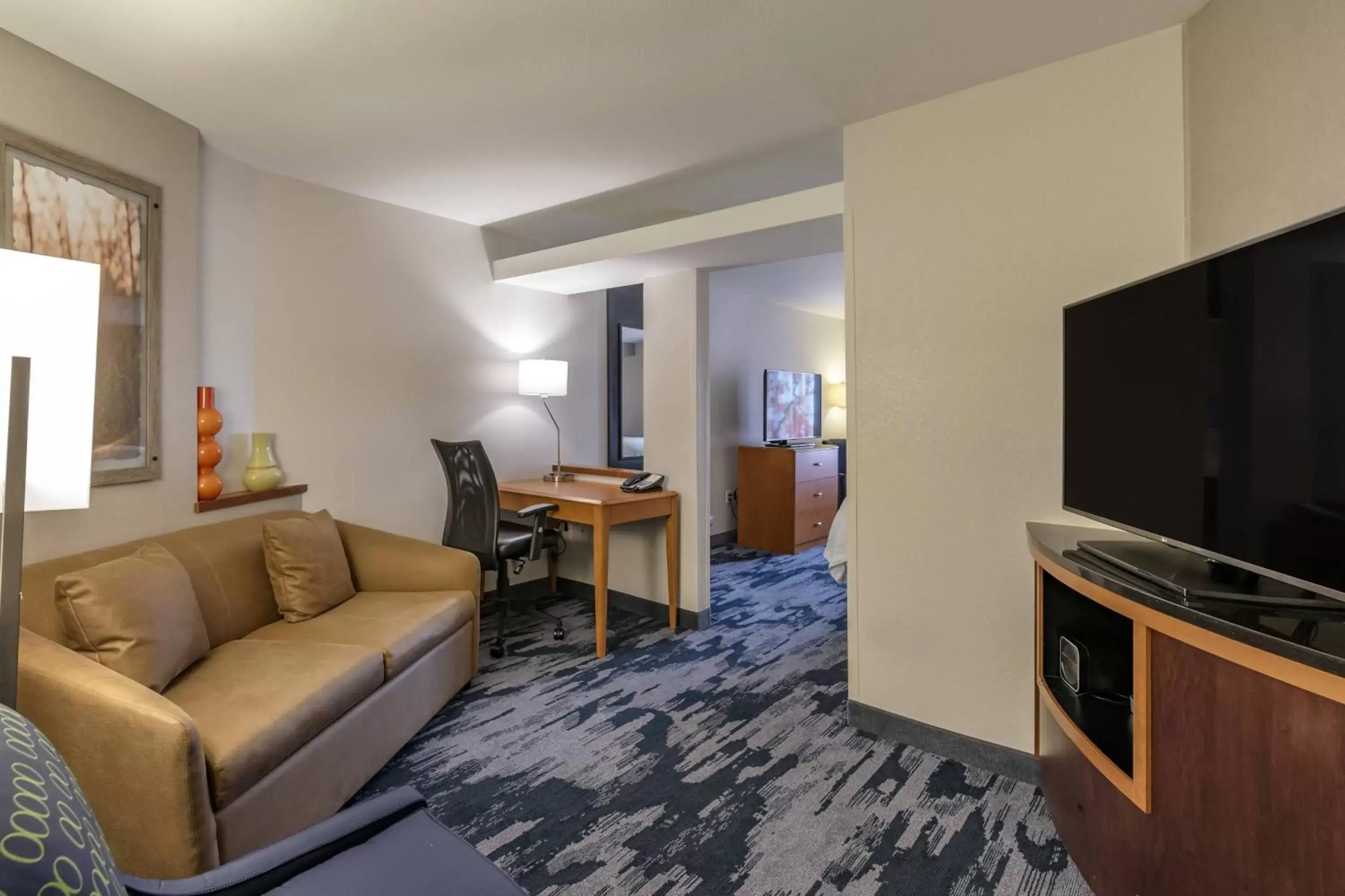 Bedroom, TV/Entertainment Center in Fairfield Inn & Suites by Marriott Texarkana