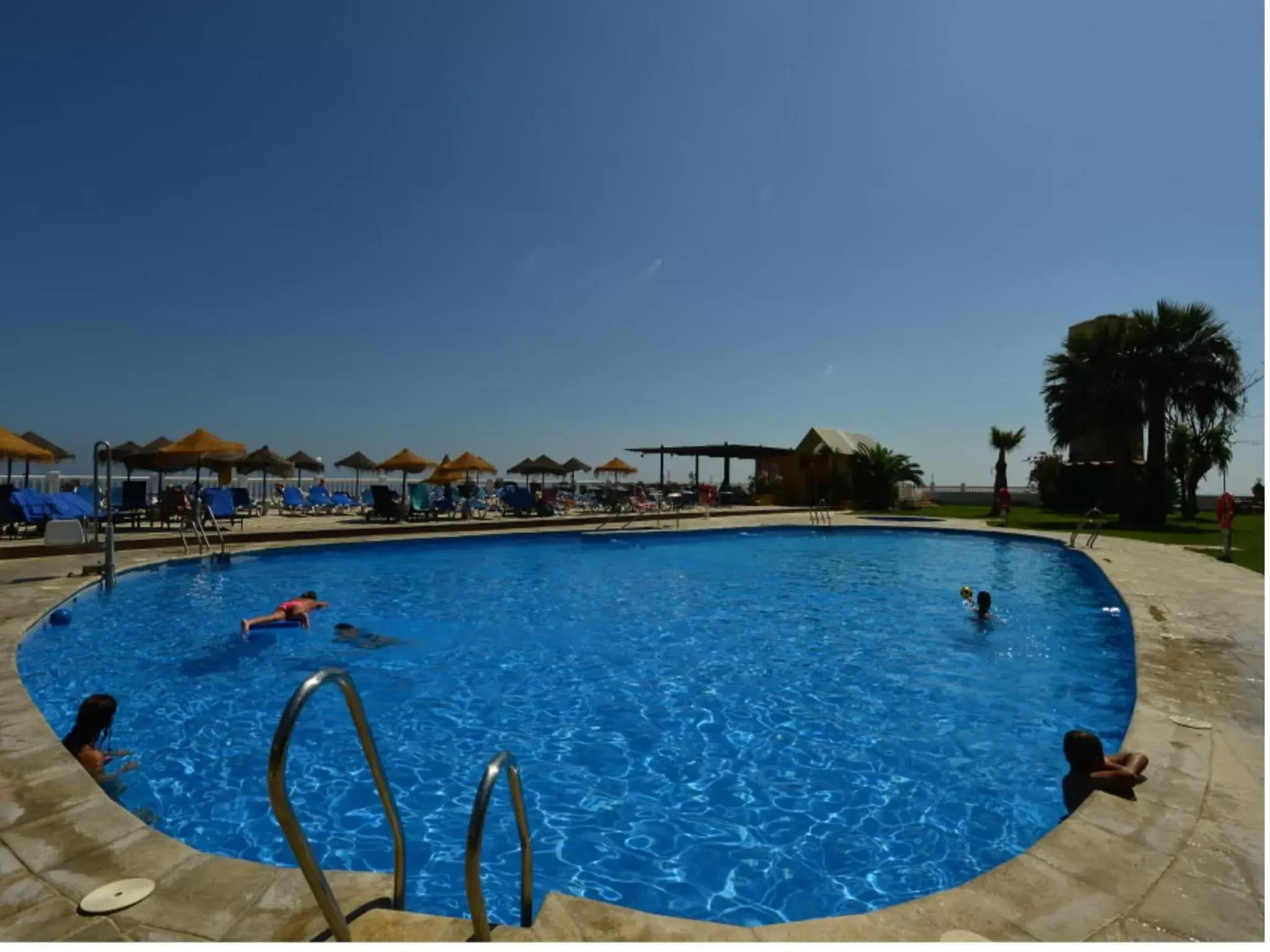 Swimming Pool in Hotel Salobreña Suites