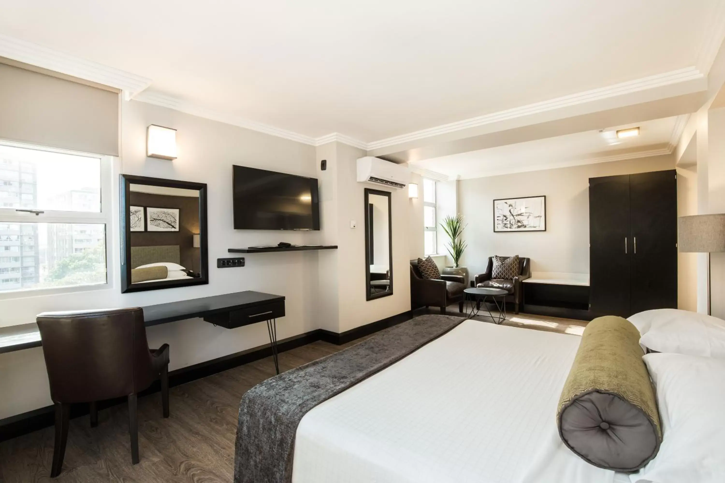 Bedroom, TV/Entertainment Center in Belaire Suites Hotel