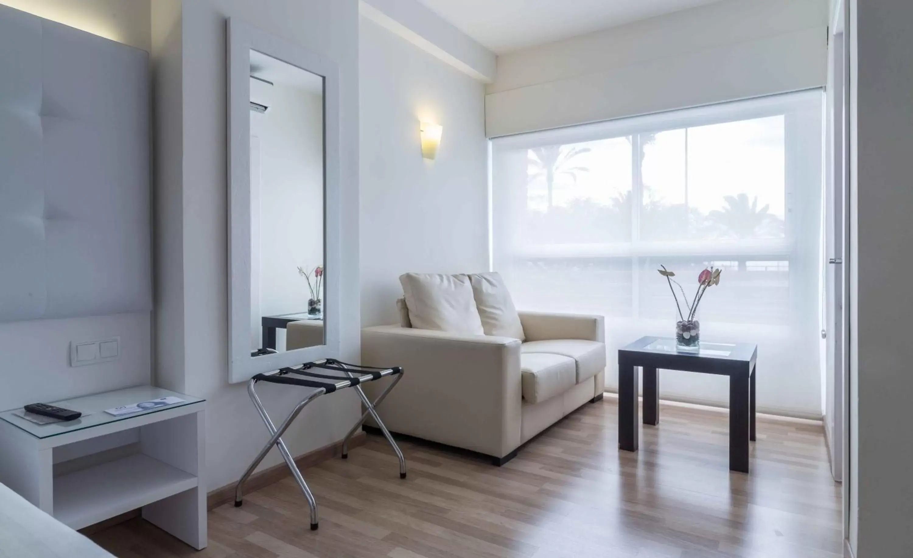 Bedroom, Seating Area in Hotel Albahia Alicante